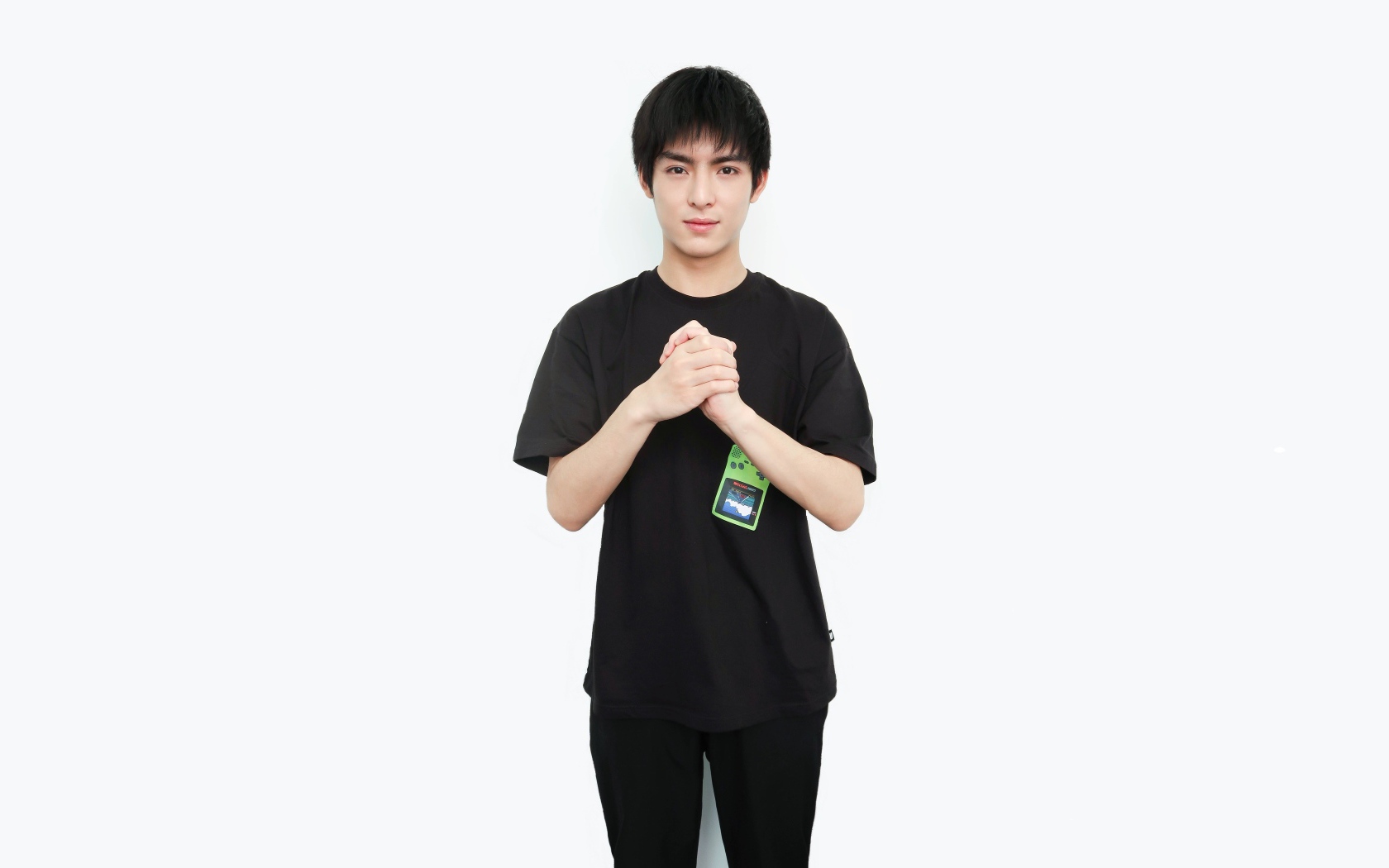 Актер Ван Хао Сюань на белом фоне