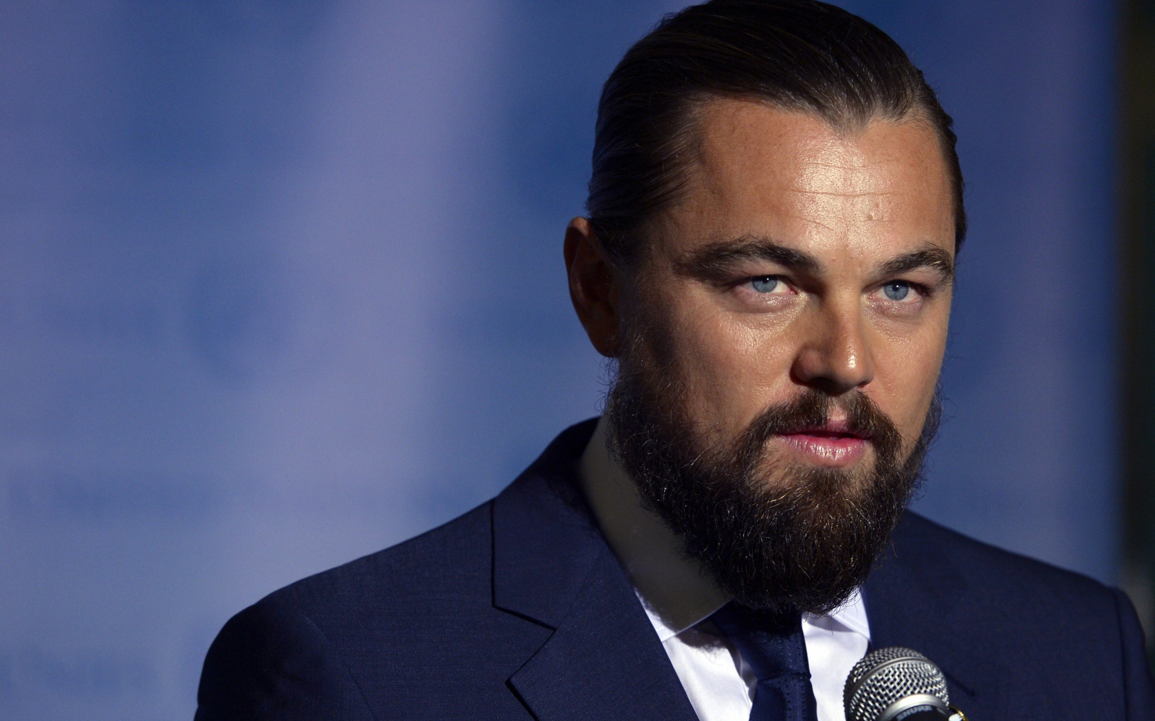 Легендарный актер Леонардо Ди Каприо с микрофоном