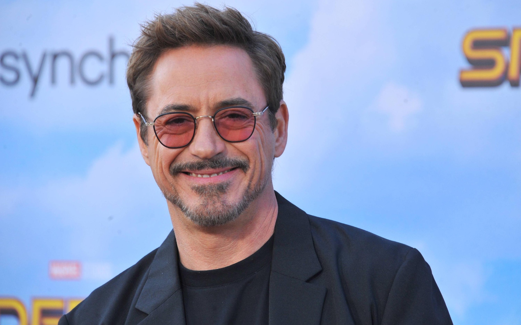 Улыбающийся мужчина, актер Роберт Дауни-младший