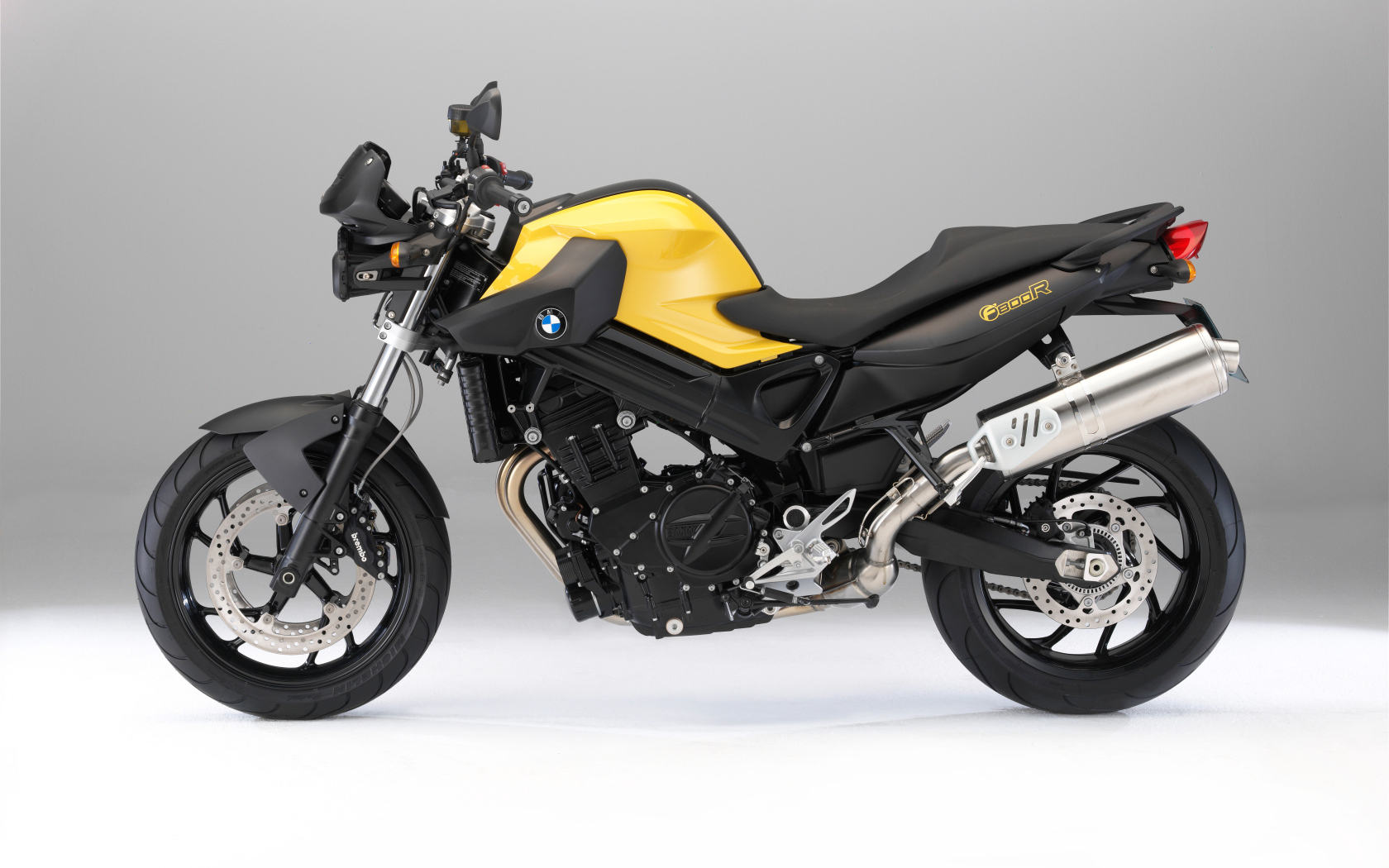Мотоцикл BMW  F 800 R на сером фоне боком 