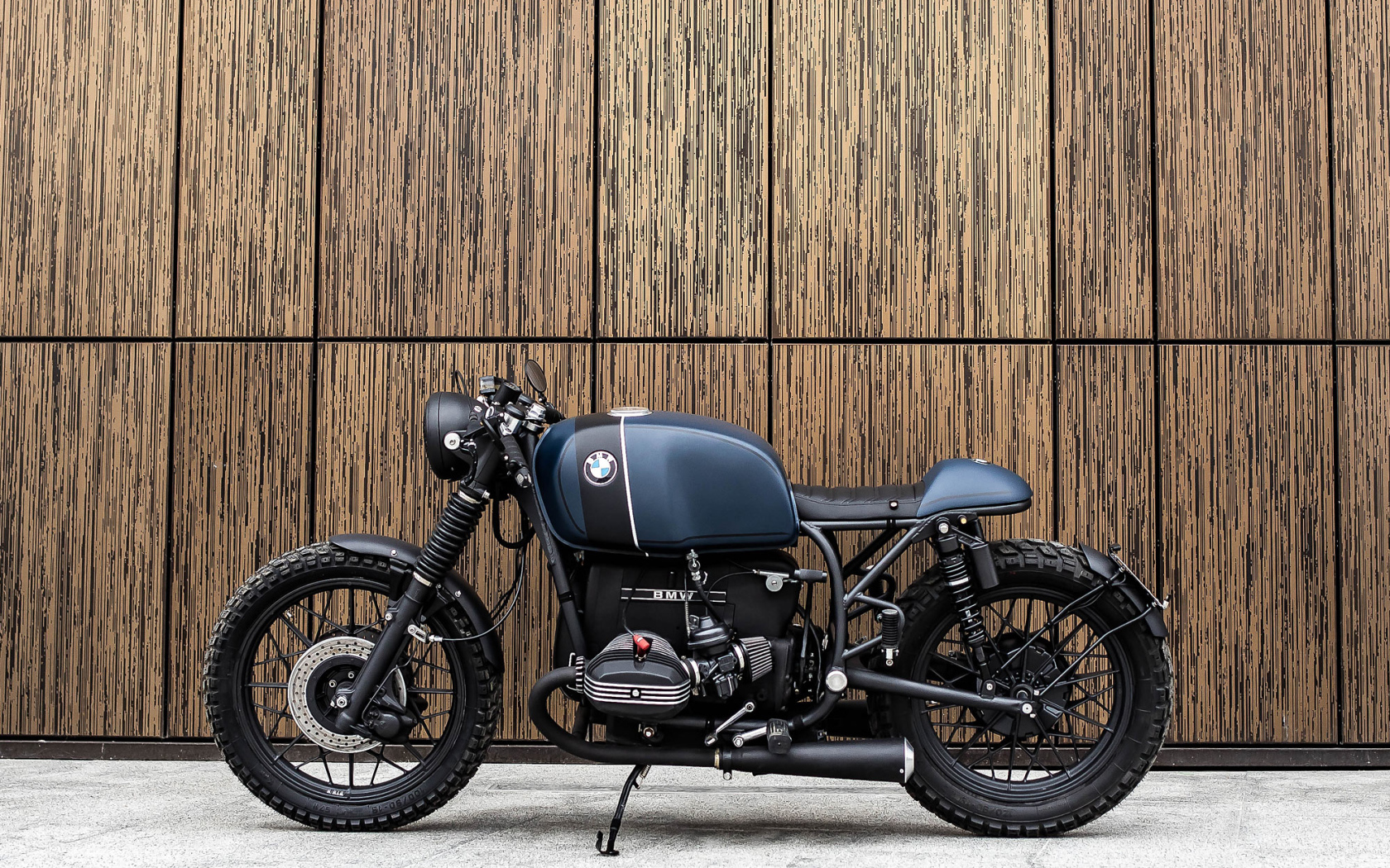 Мотоцикл Vagabund BMW R100R на фоне стены