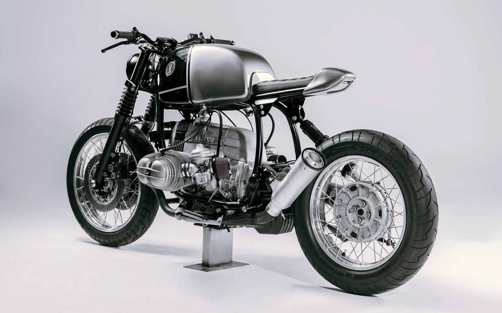 Мотоцикл Vagabund BMW R100R на сером фоне вид сзади