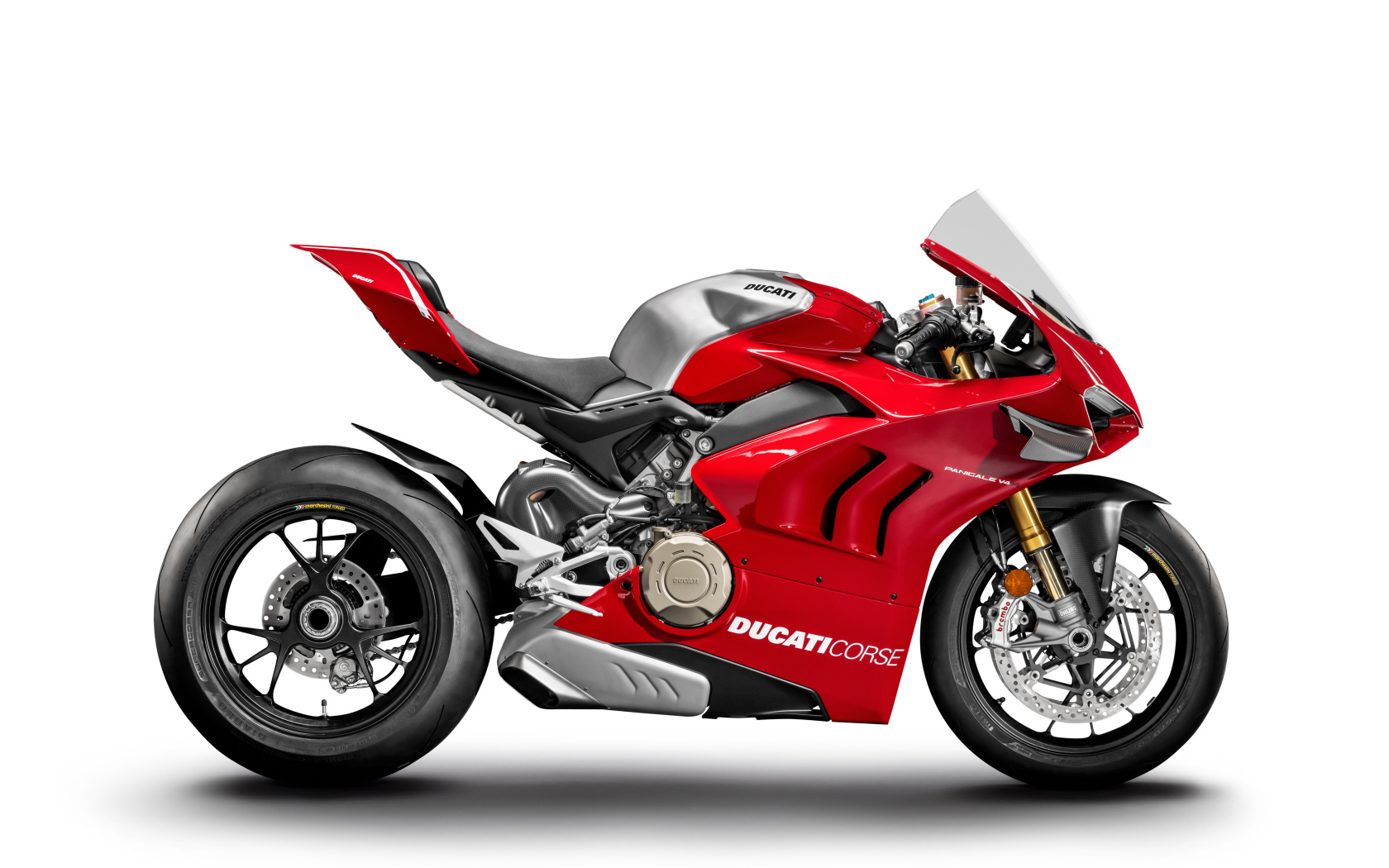 Красный мотоцикл Ducati Panigale V4 на белом фоне