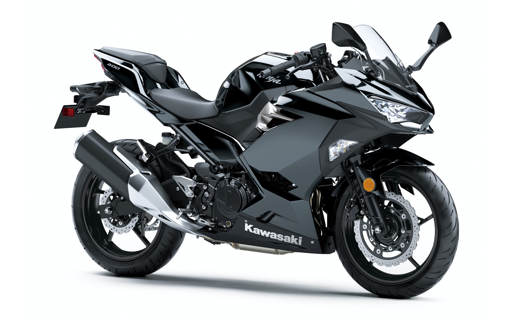 Большой мотоцикл Kawasaki Ninja 400 на белом фоне