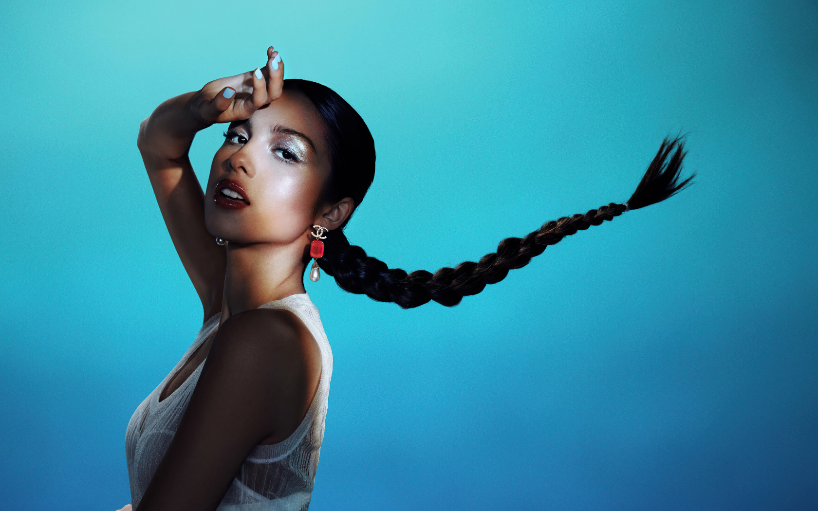 Американская певица Оливия Родриго на голубом фоне