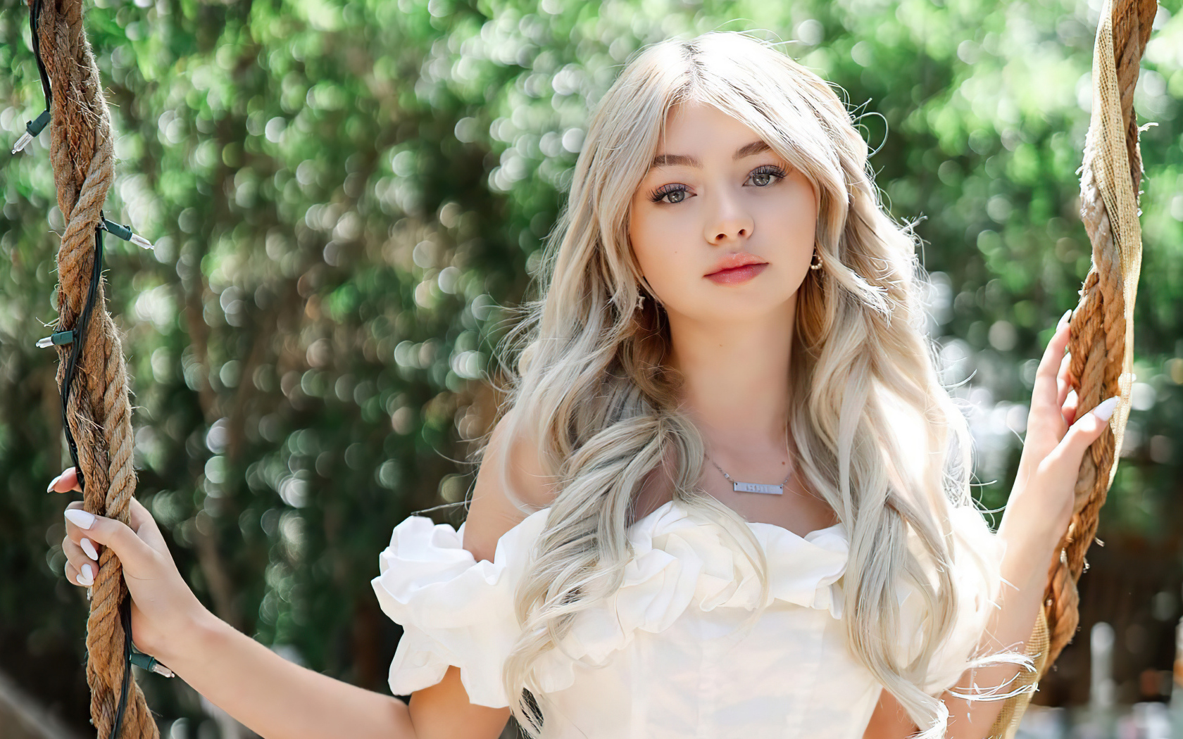 Красивая блондинка певица Сисили Роуз