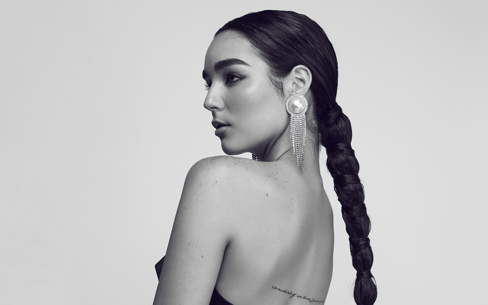 Красивая певица Индиана Массара на сером фоне