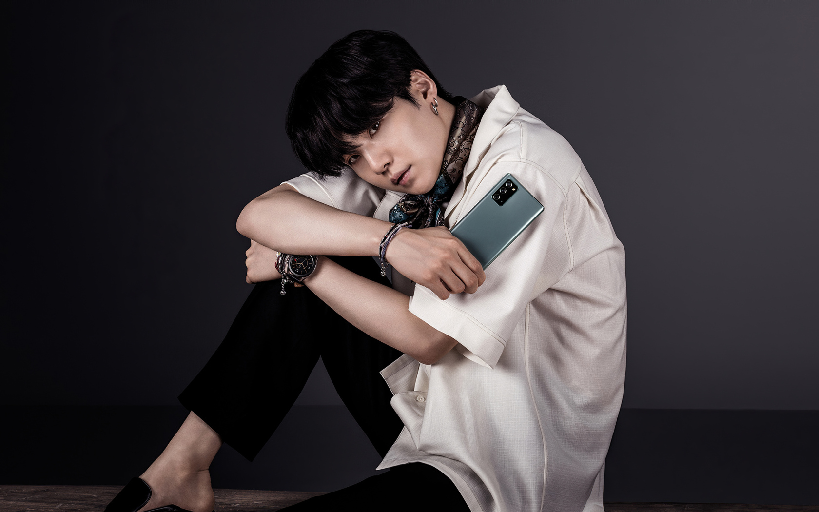 Участник группы BTS Suga на сером фоне