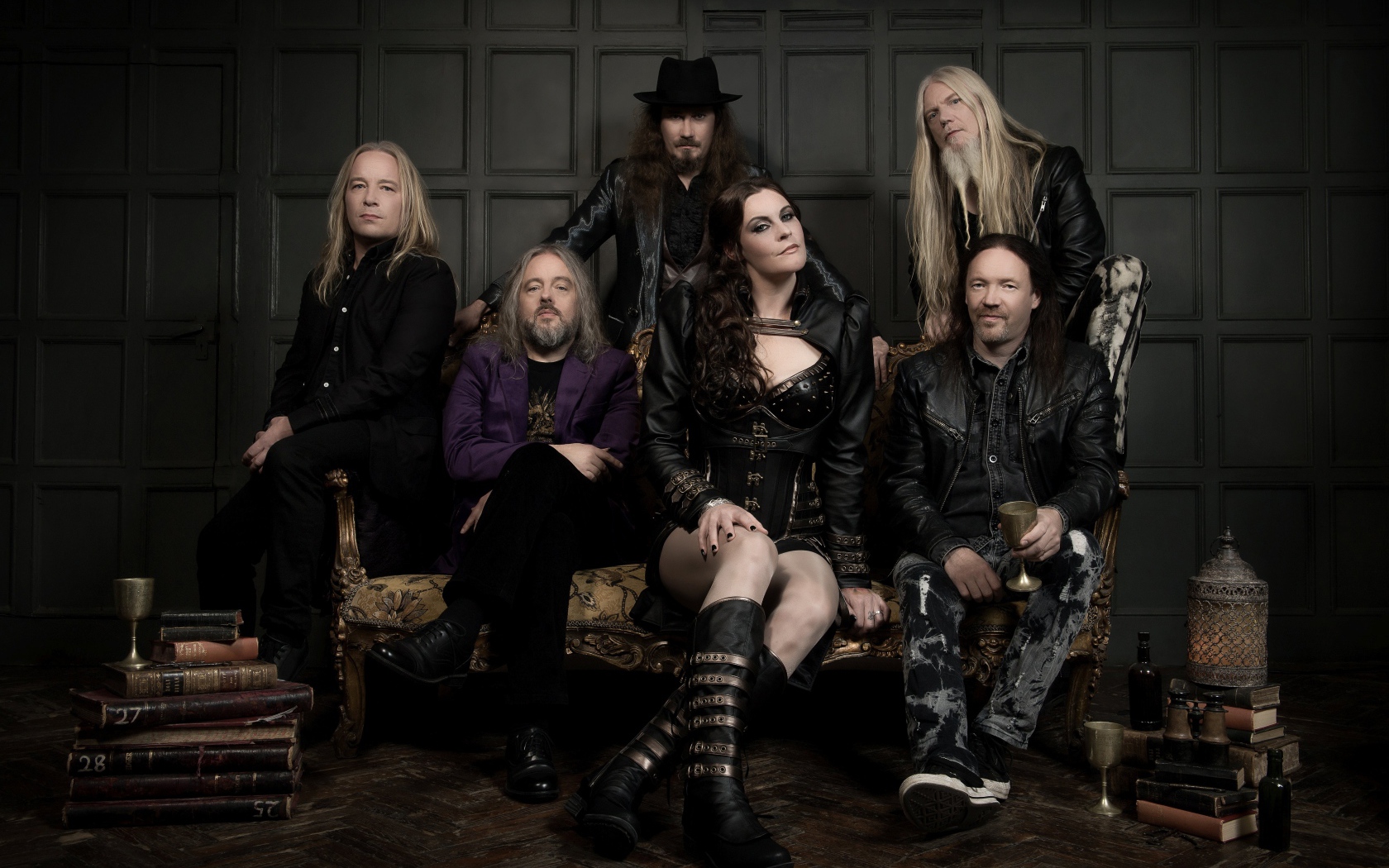Состав группы Nightwish сидит на диване