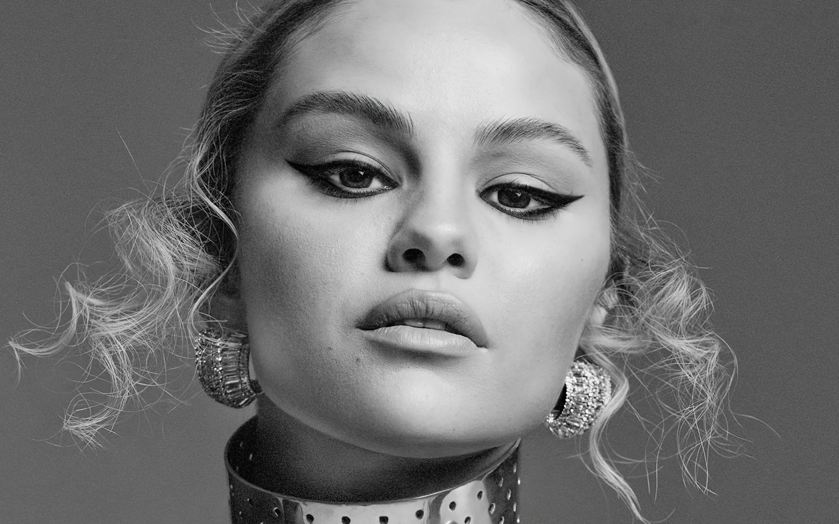 Лицо певицы Селена Гомес на сером фоне