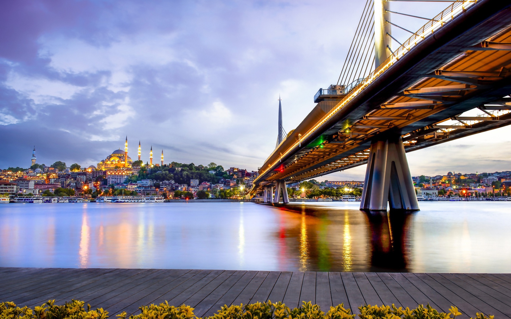 Красивый мост над рекой в сумерках 