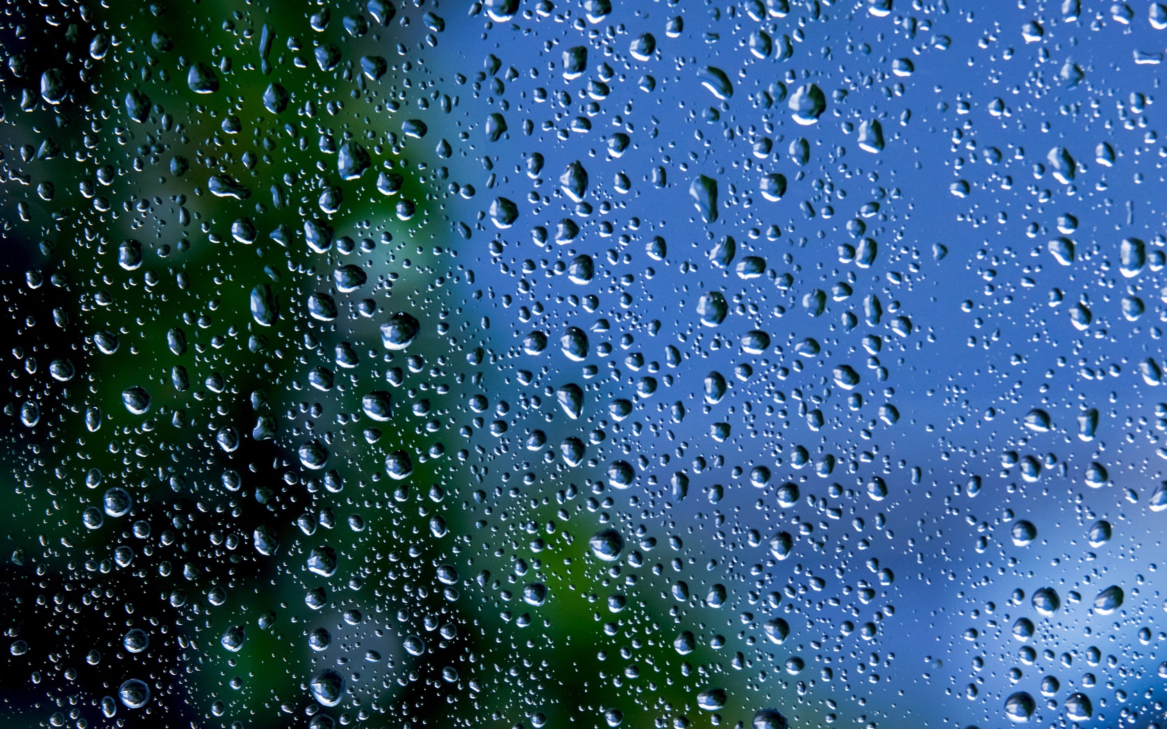 Голубое стекло с каплями дождя
