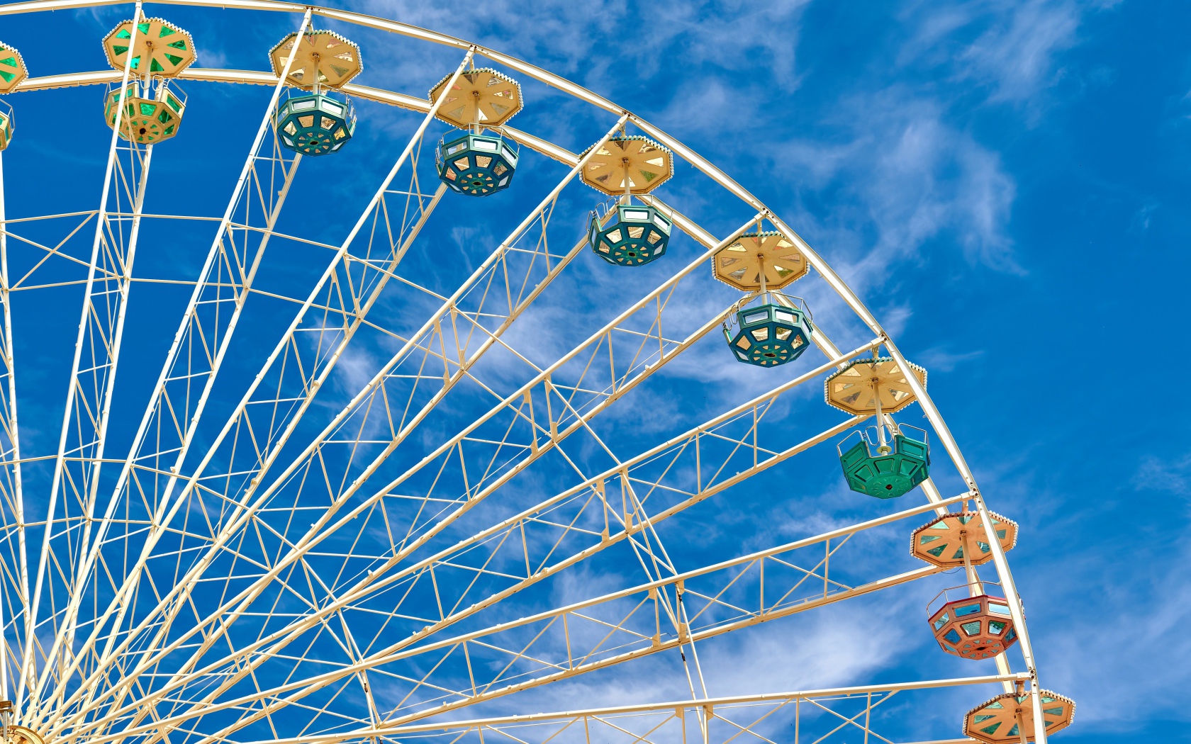 Колесо обозрения на фоне голубого неба