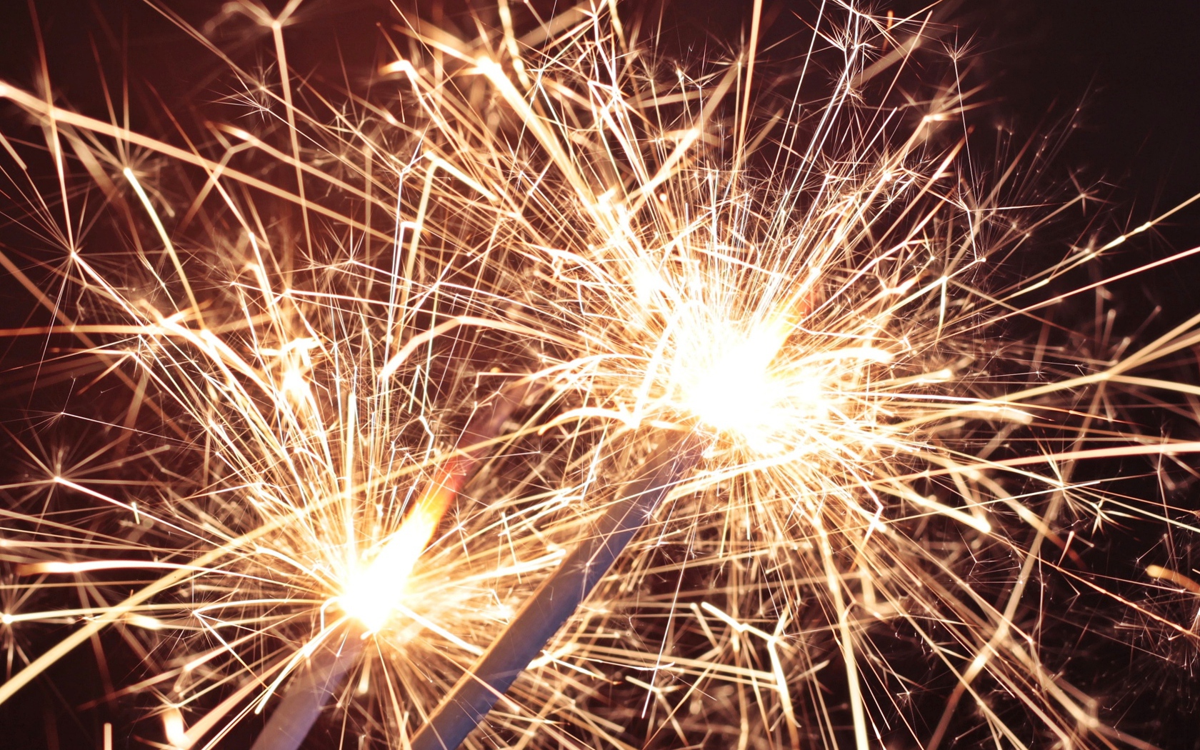 Зажженные бенгальские огни крупным планом 