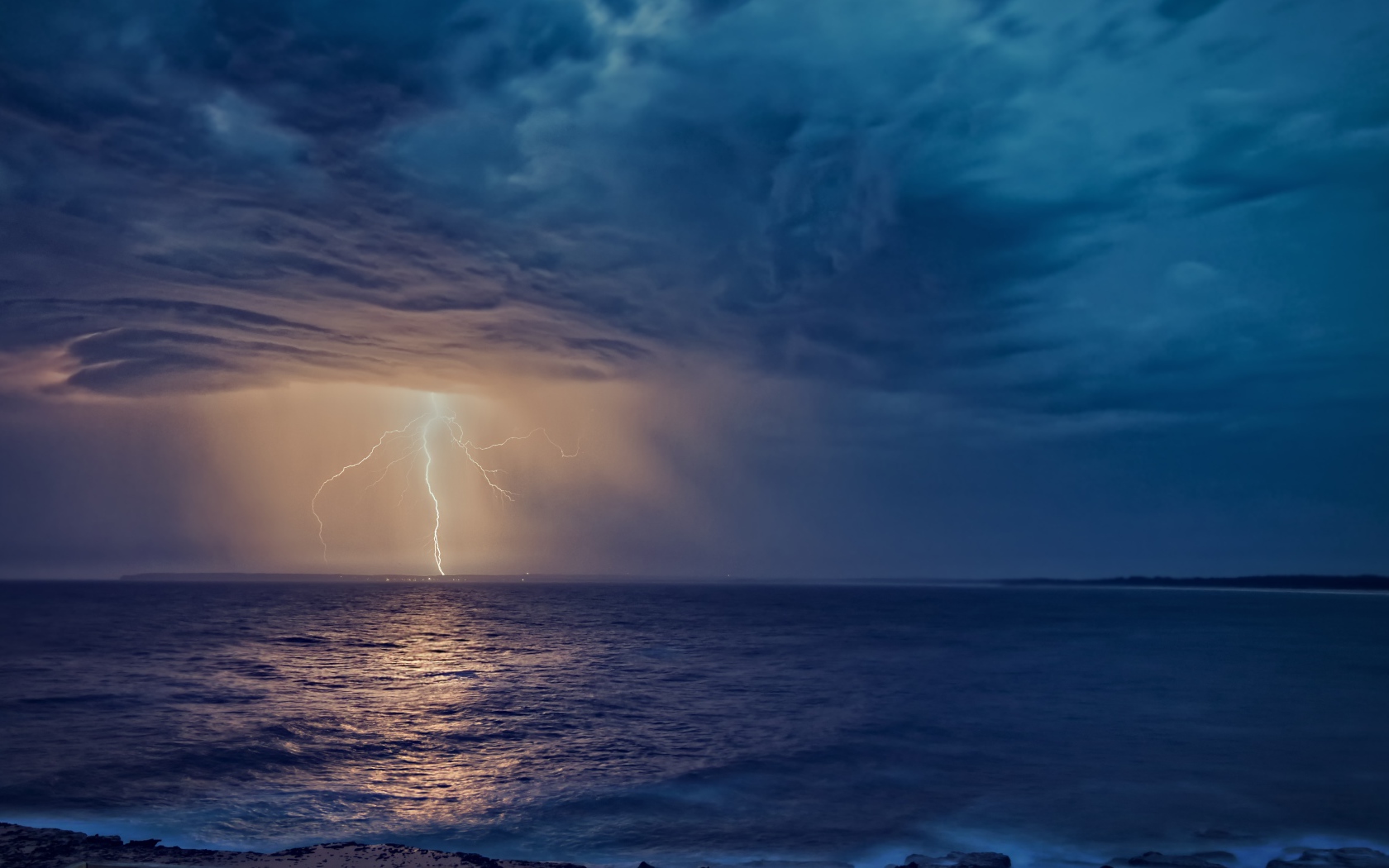 Белая молния рассекает небо в море 