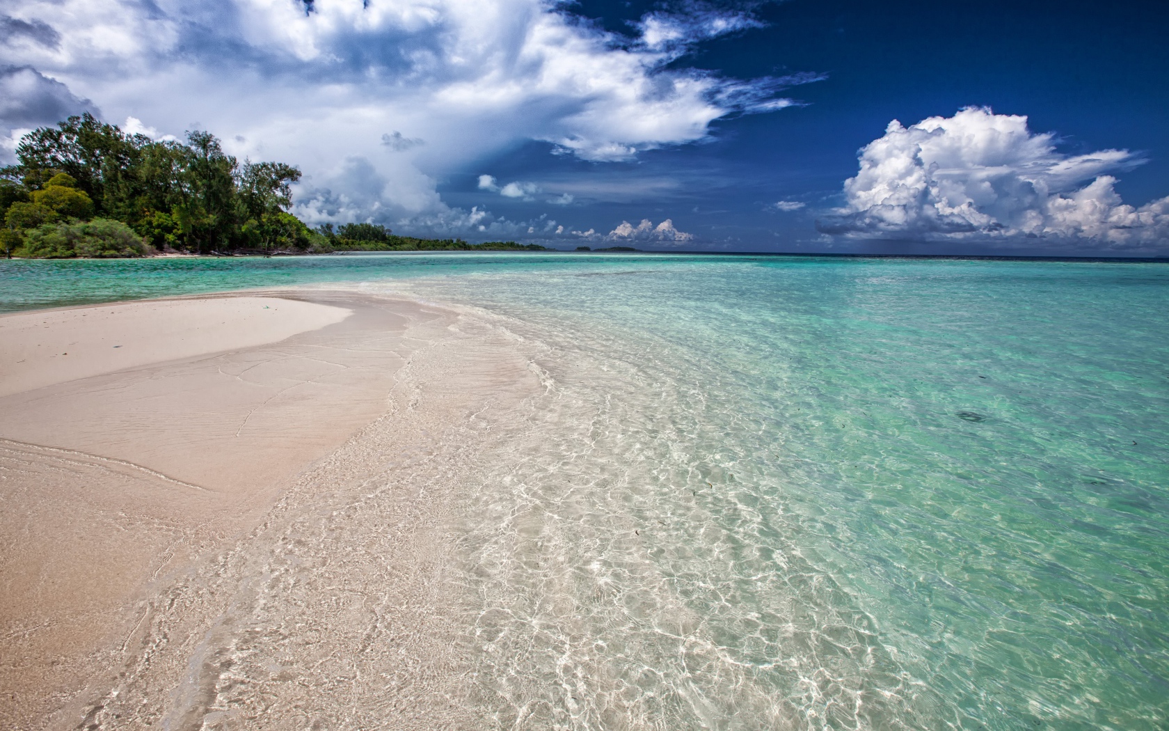 Чистая голубая вода на пляже с желтым песком
