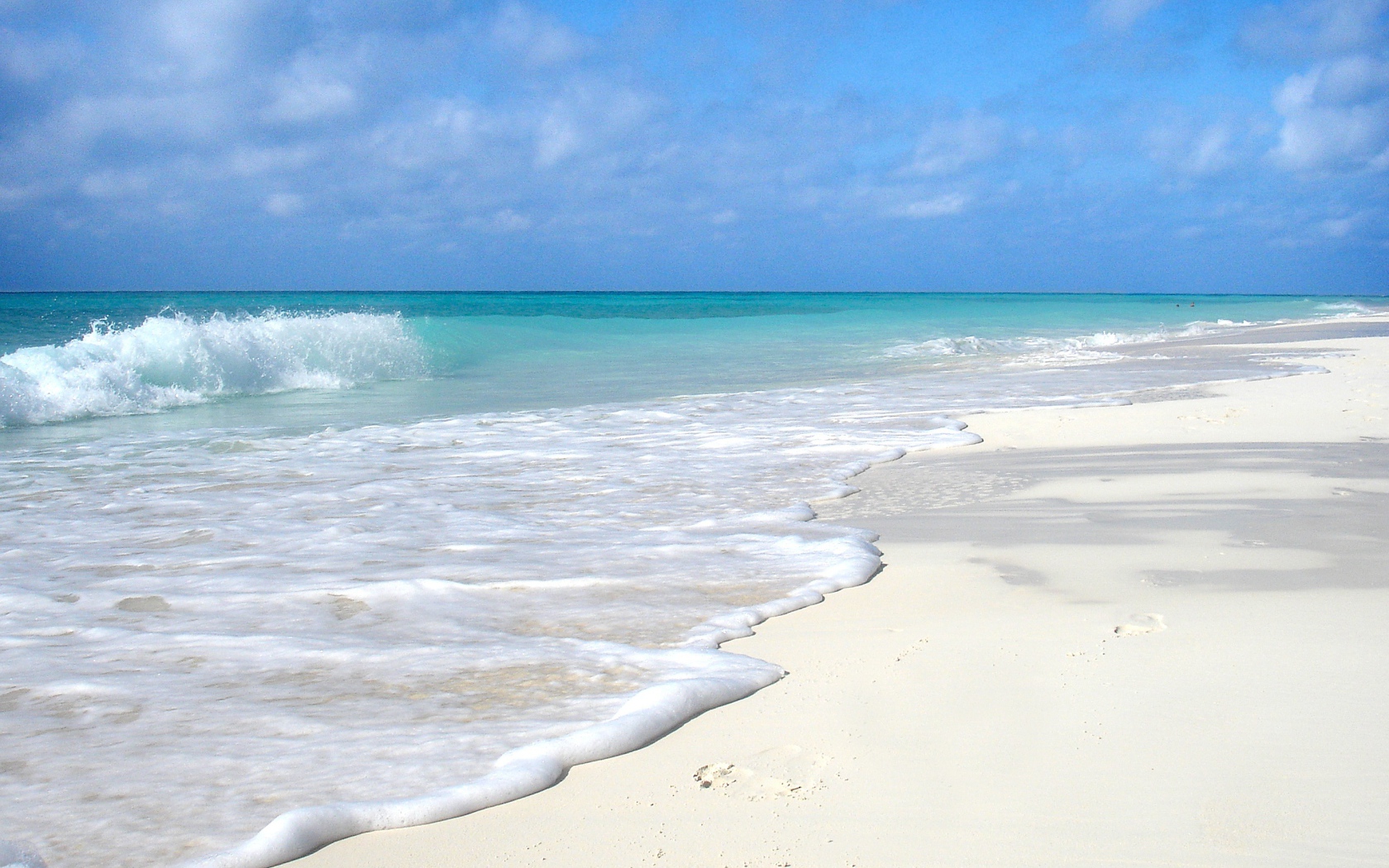 Чистый белый песок на пляже с голубой водой