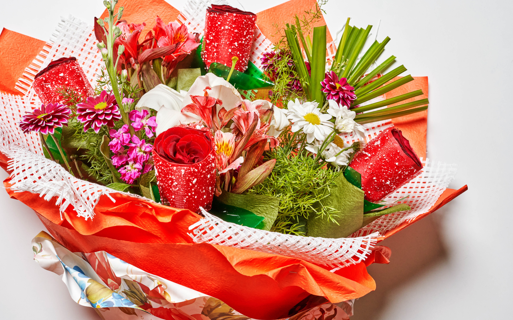 Красивый букет с разными цветами на сером фоне 