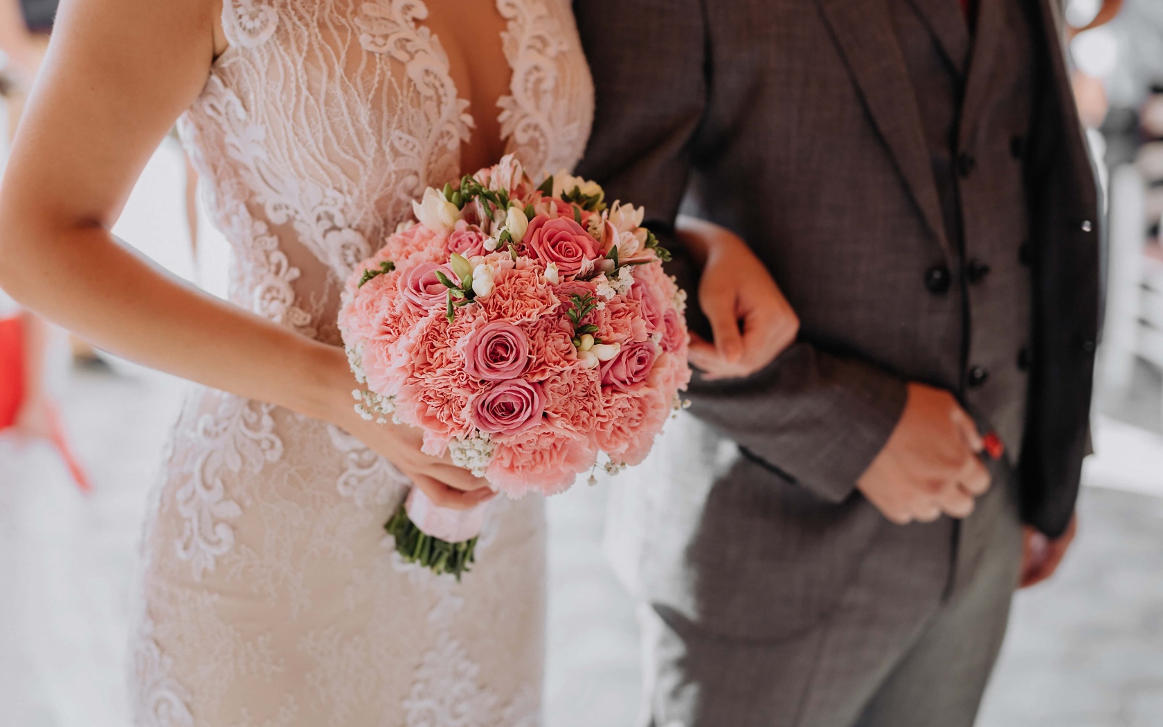 Красивый розовый букет в руках у невесты на свадьбе 