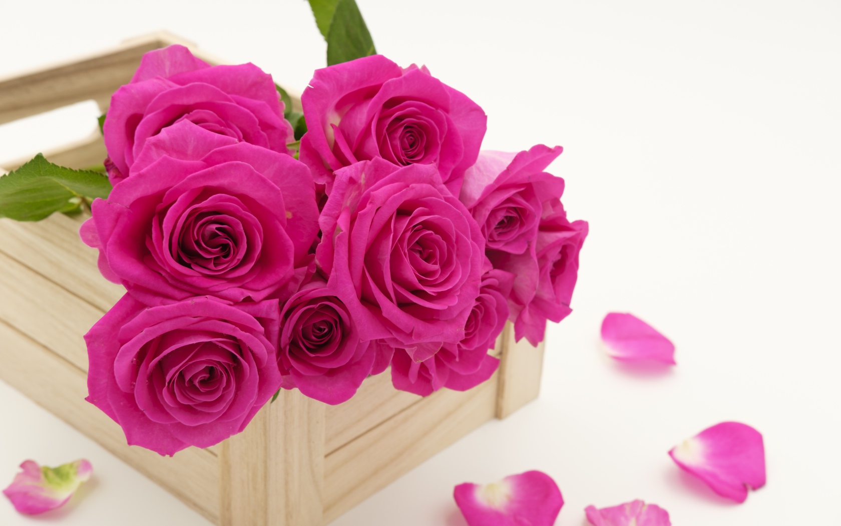 Букет розовых роз в деревянном ящике