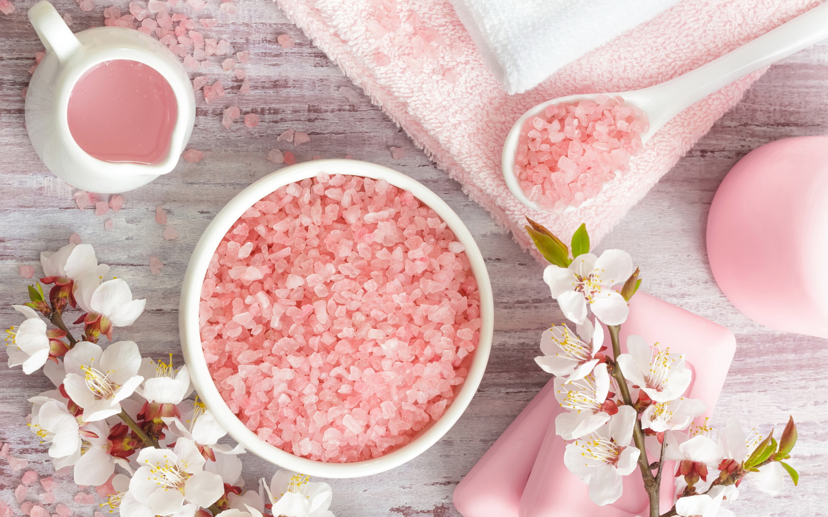 Розовая ароматная соль с цветами вишни
