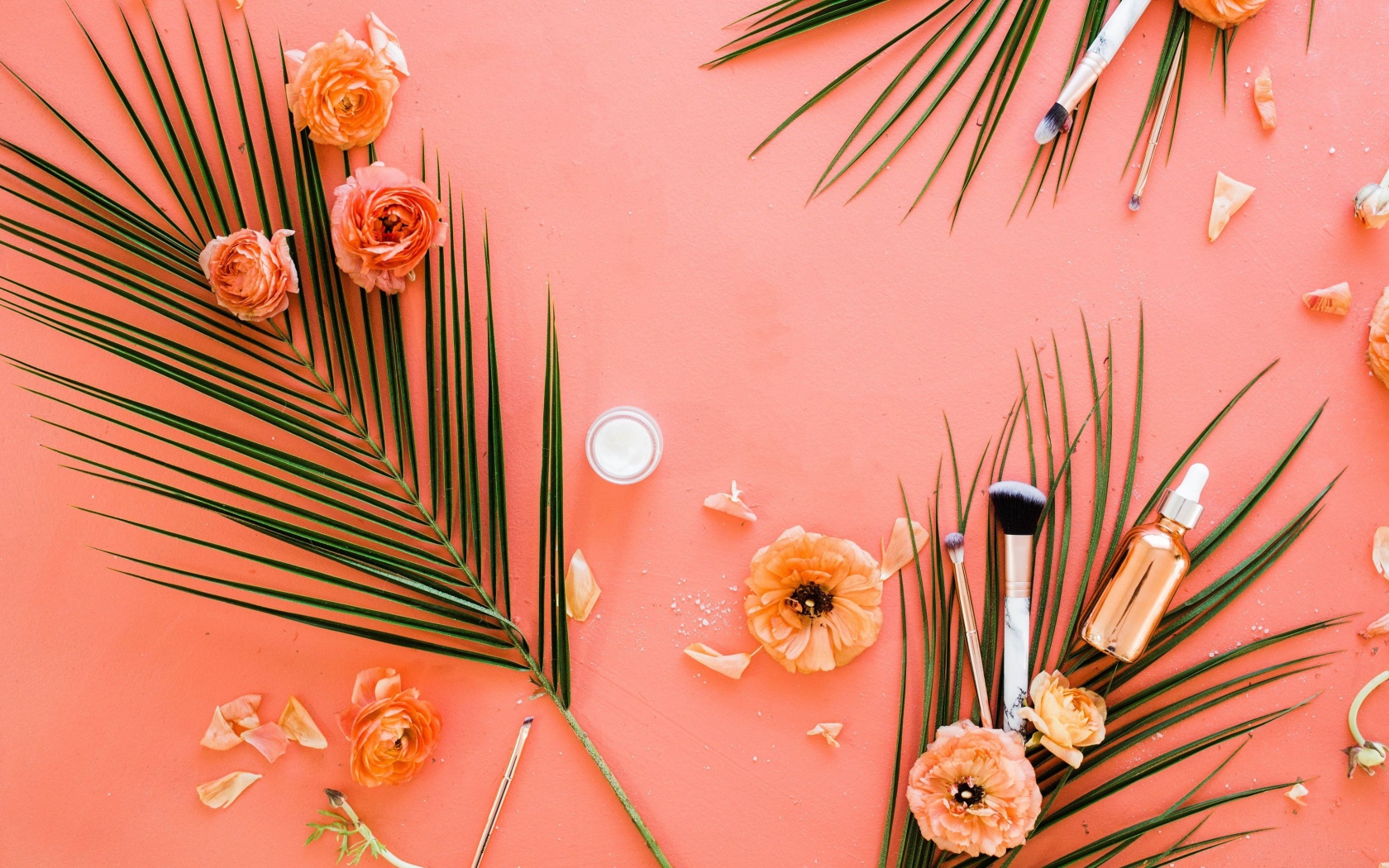 Розы и листья пальмы на розовом фоне 