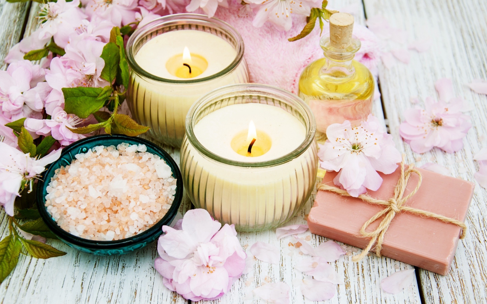 Две свечи, соль, мыло и цветы с маслом для SPA