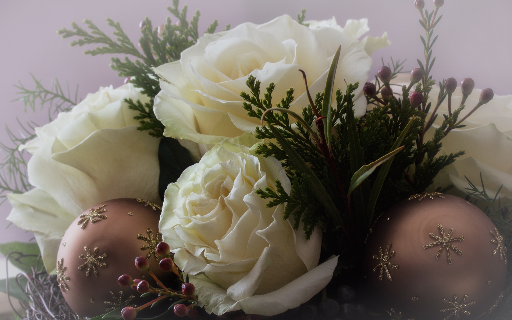 Белые розы с шариками и зелеными листьями 