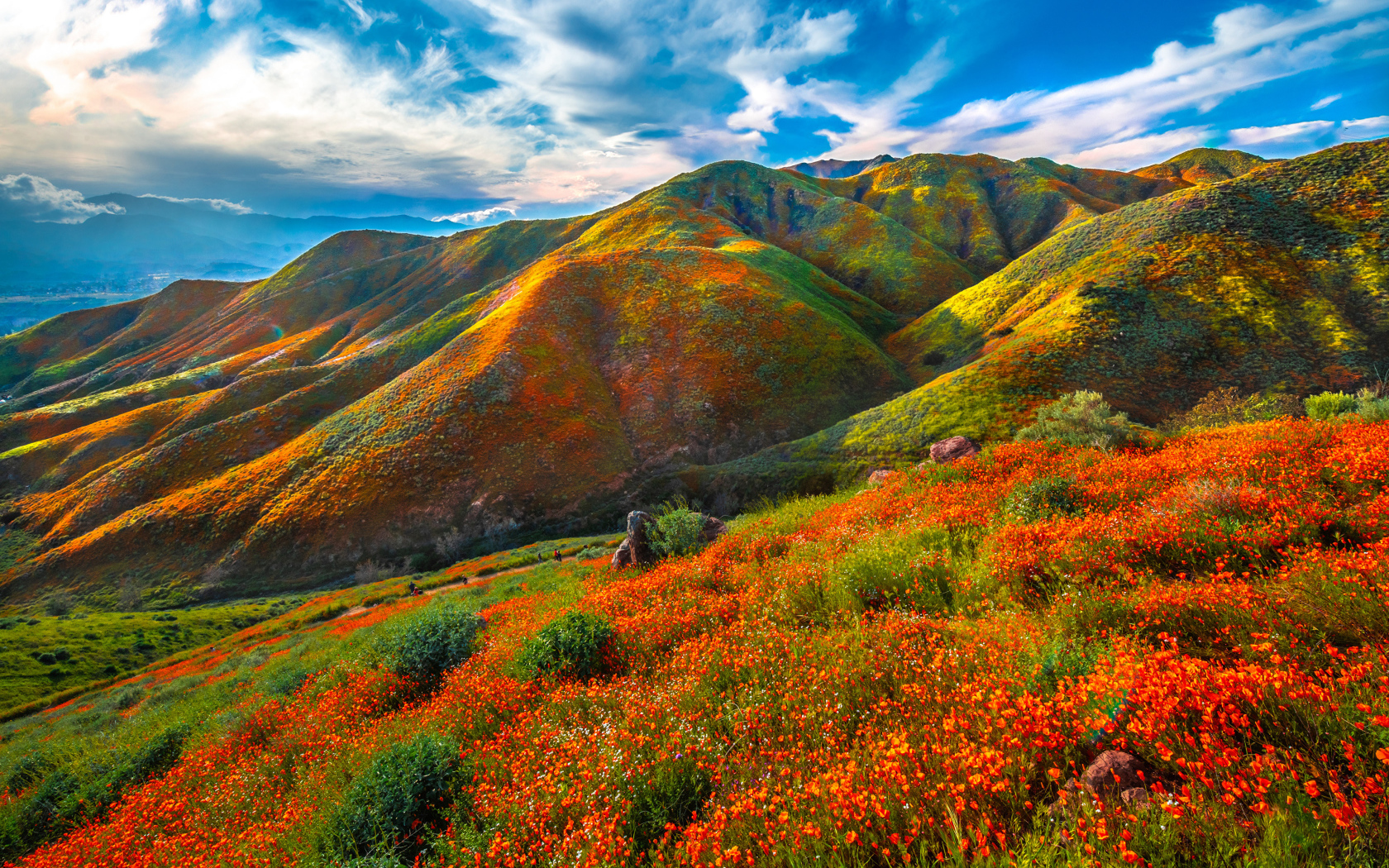 Красивая разноцветная гора под красивым голубым небом 