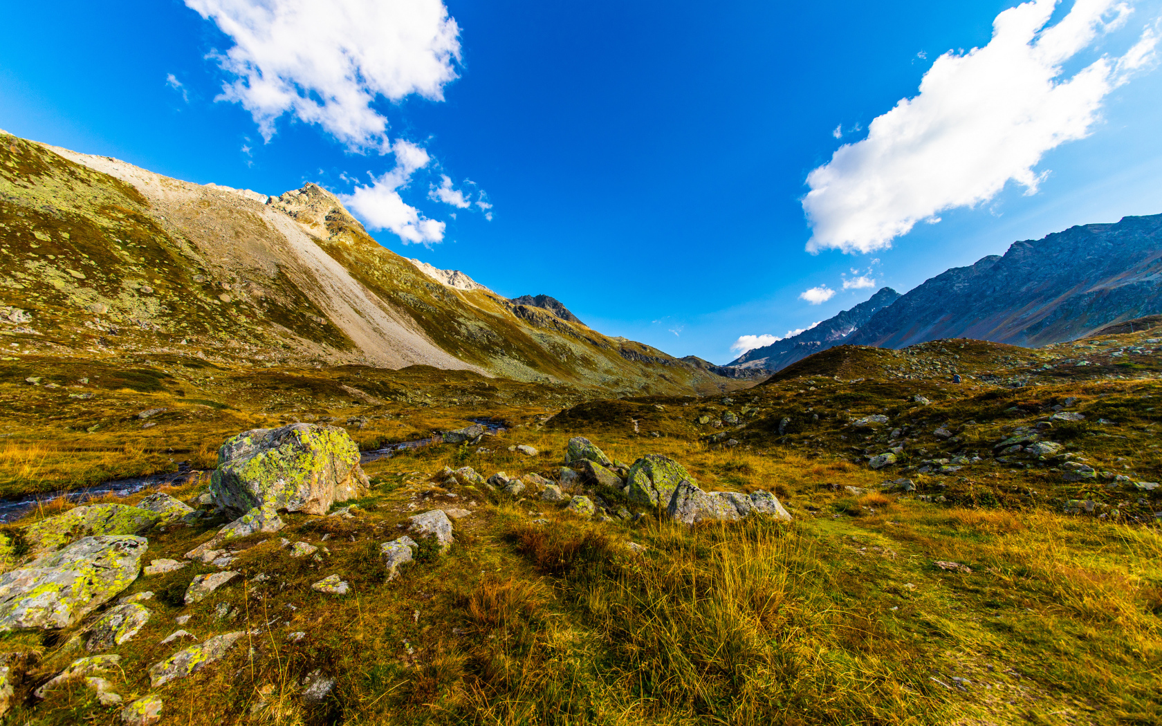 Красивые горы под ясным голубым небом летом