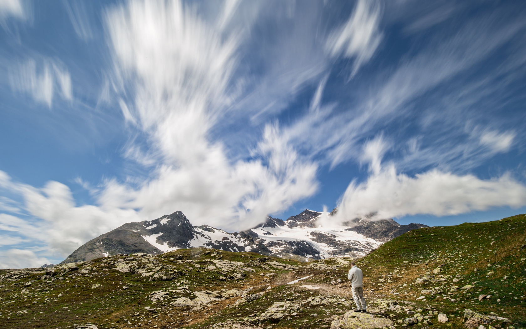 Красивое небо с белыми облаками над горой