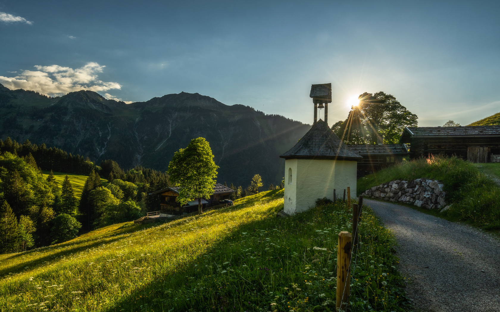Красивый вид на покрытые зеленью горы в лучах солнца