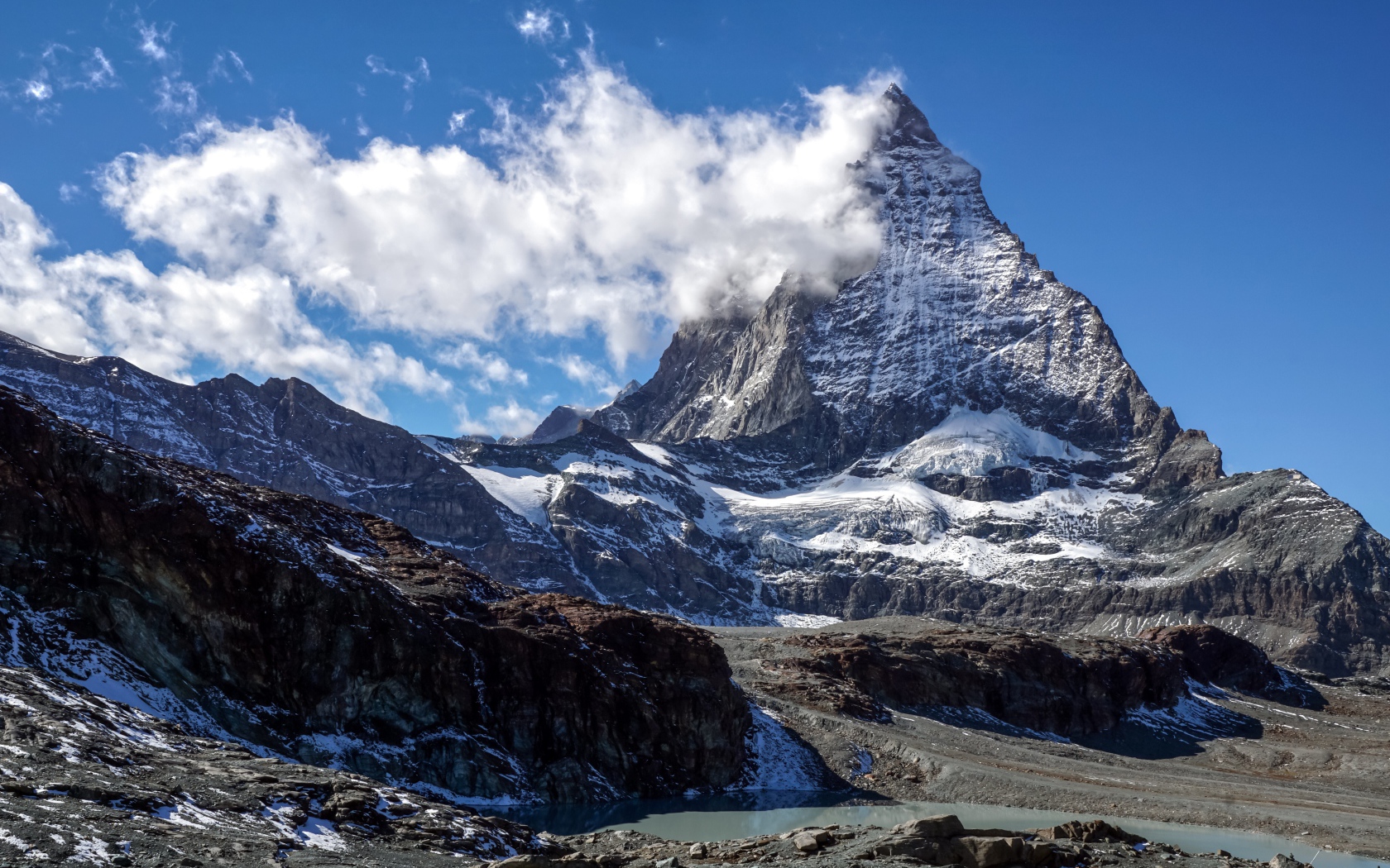 Гора Маттерхорн под голубым небом, Швейцария