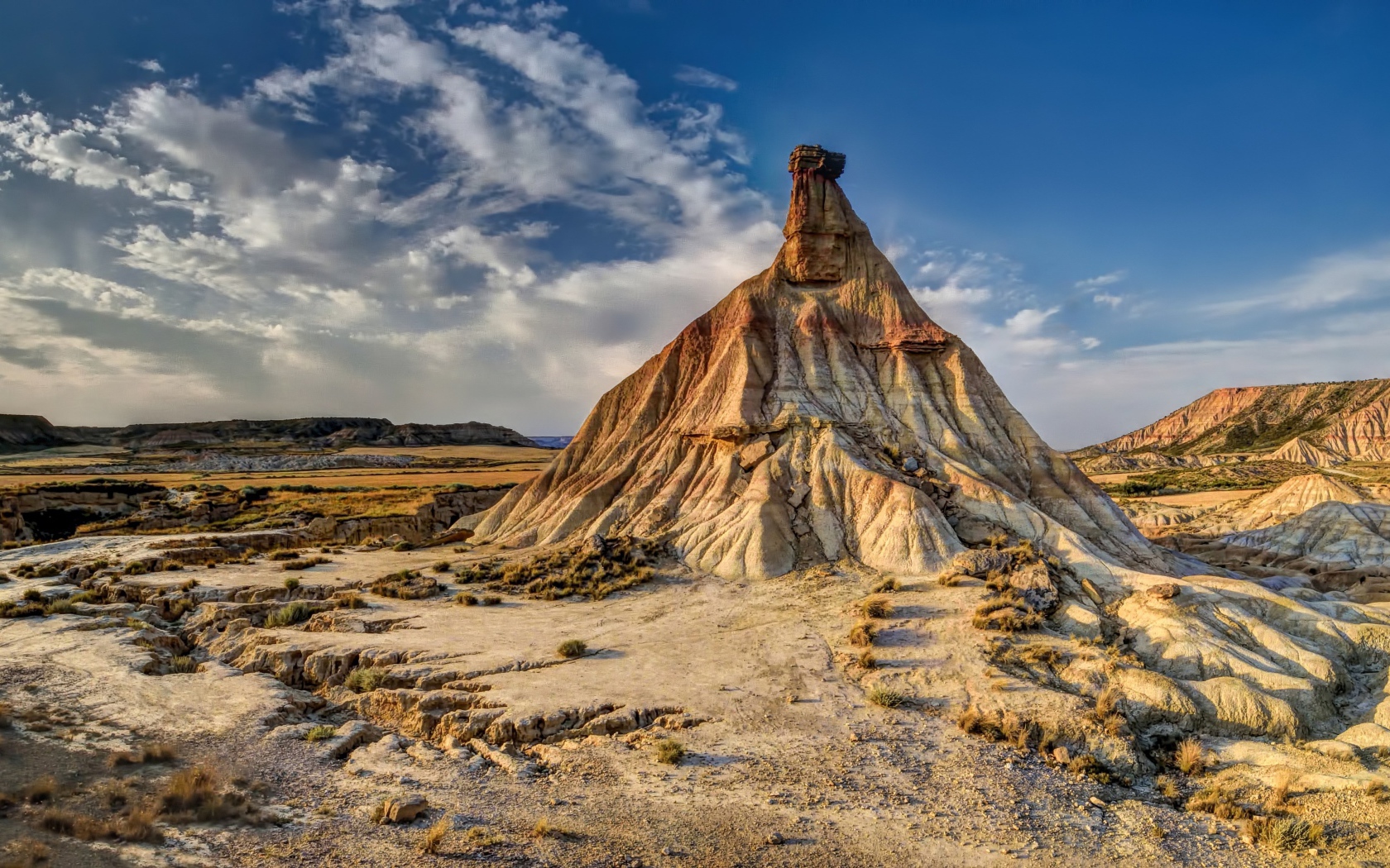 Вид на высокую гору под голубым небом
