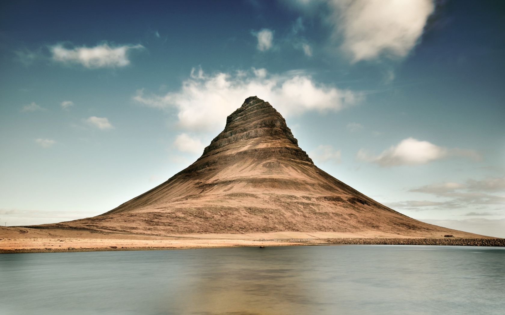 Вид на гору Киркьюфетль у озера, Исландия