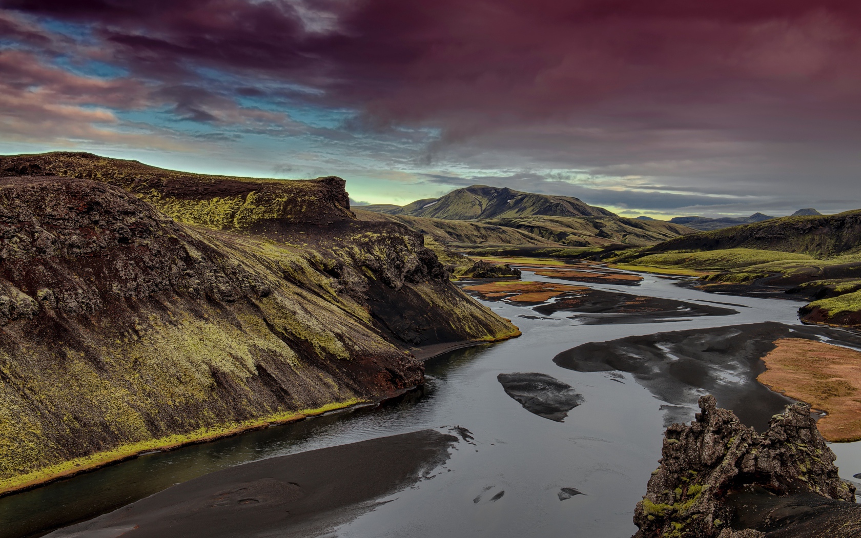 Неглубокая река среди зеленых гор