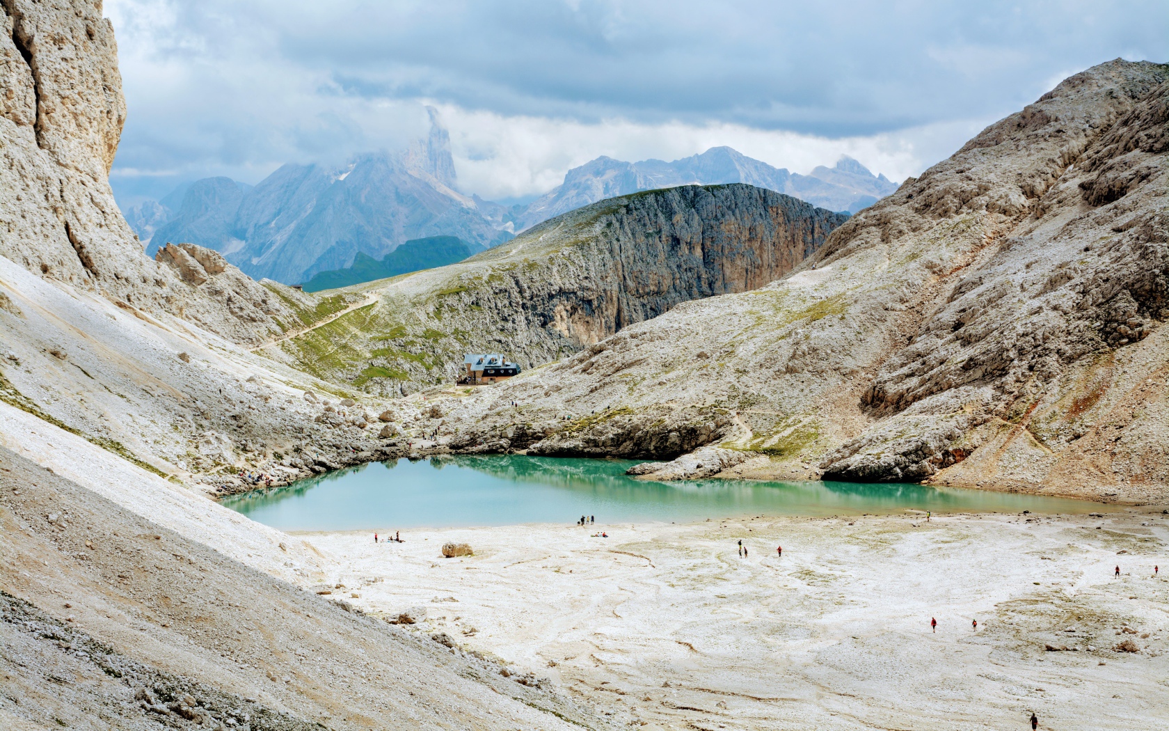 Маленькое голубое озеро в горах