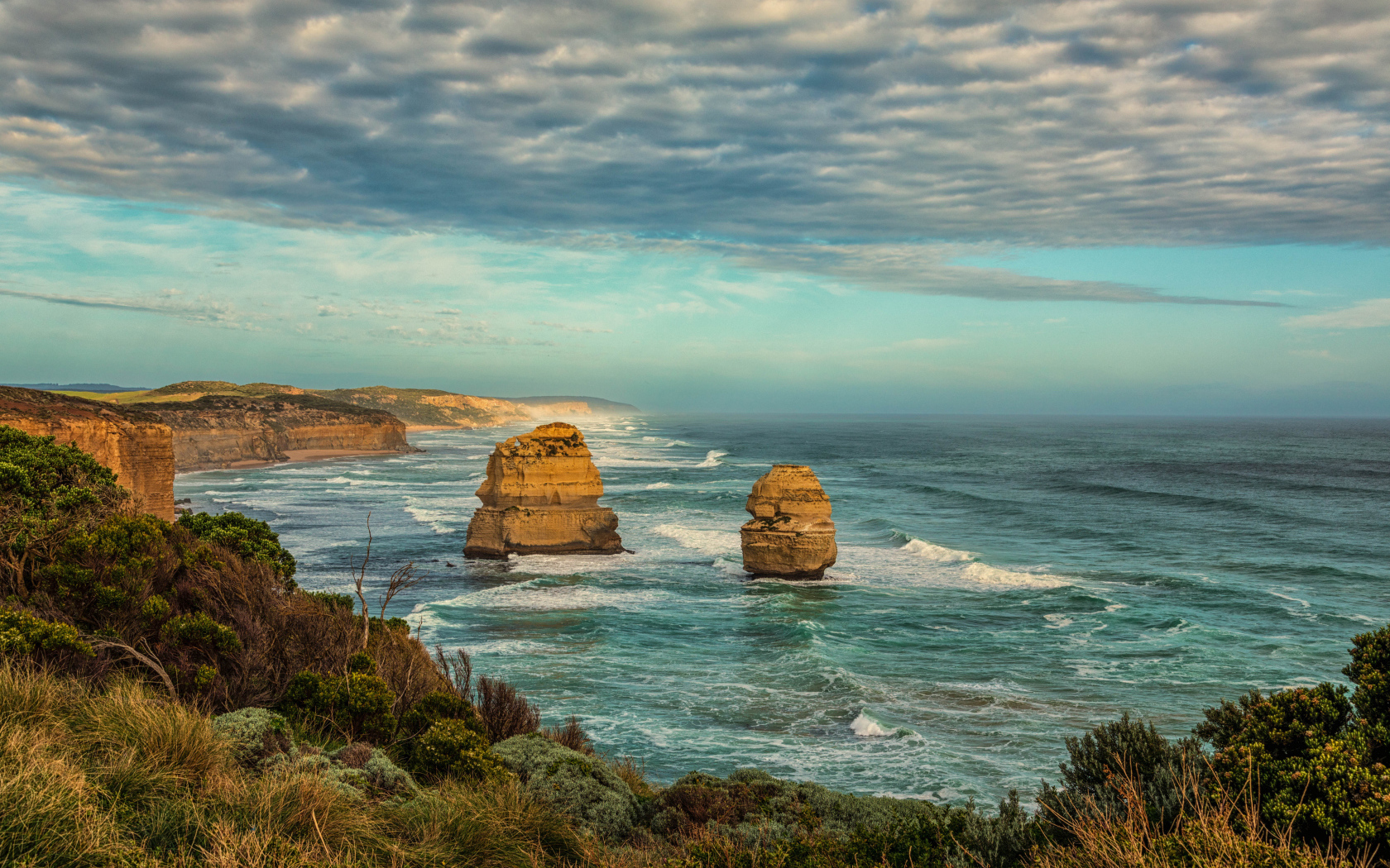 Красивый вид на скалистую береговую линию океана