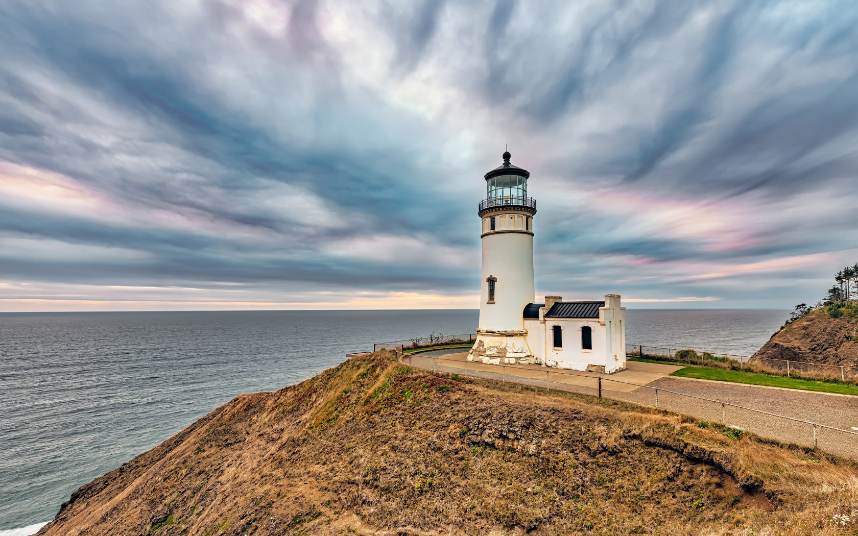 Маяк на берегу моря под красивым небом 