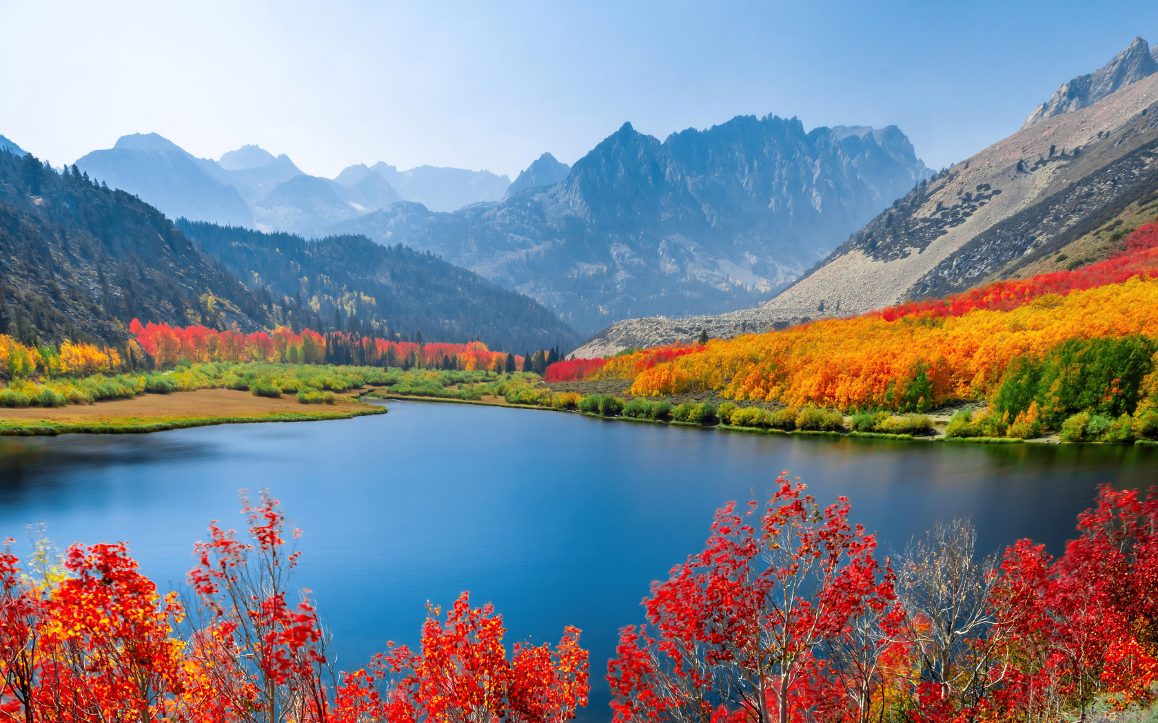 Красивый осенний пейзаж озера на фоне гор 