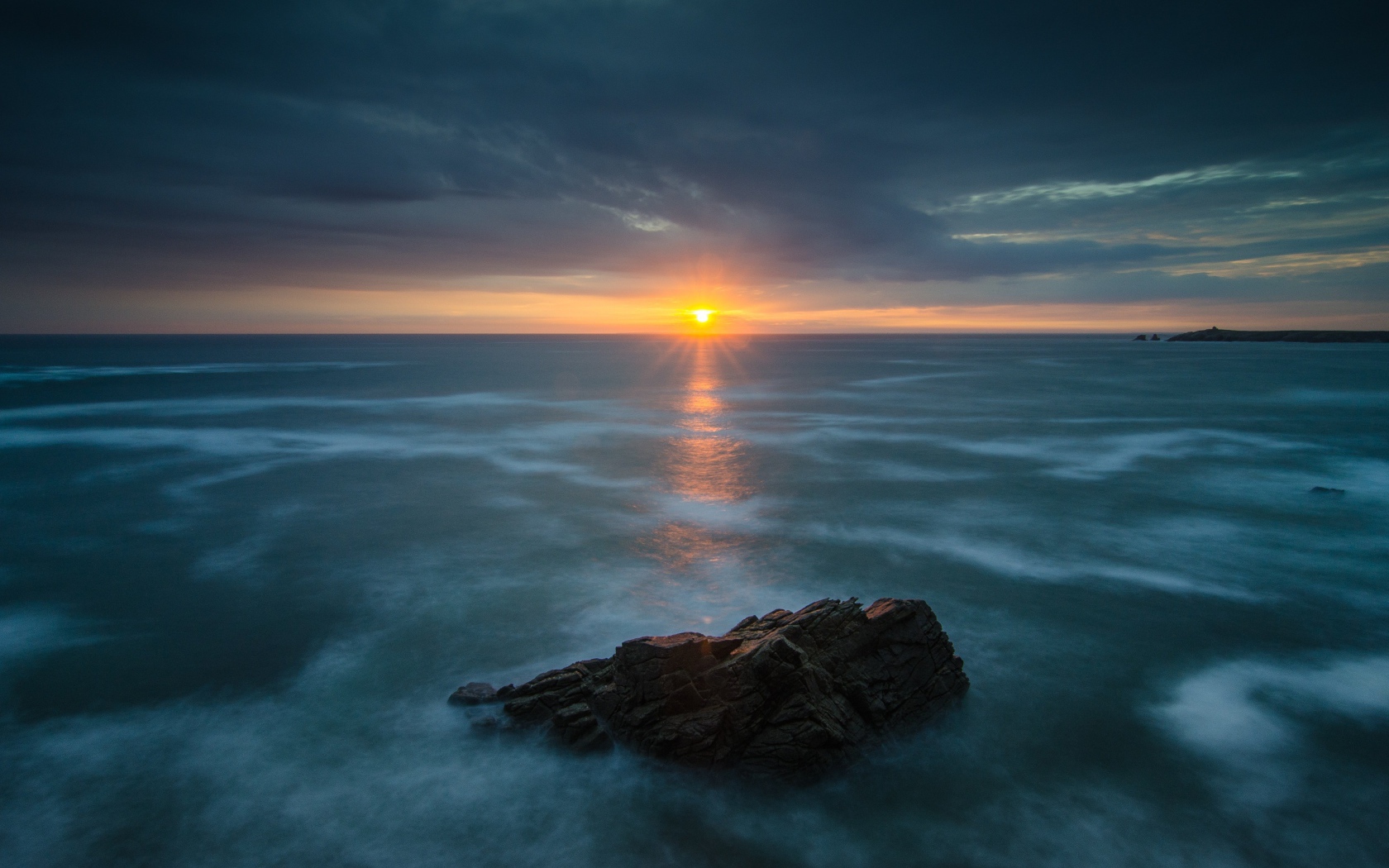 Закат солнца над покрытом льдом озером 