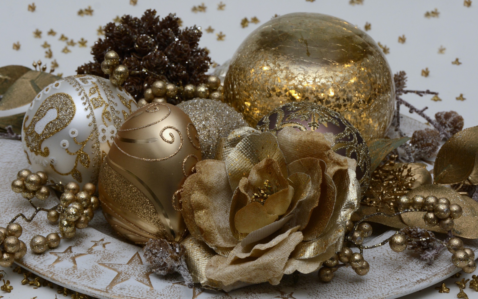 Красивые новогодние игрушки крупным планом