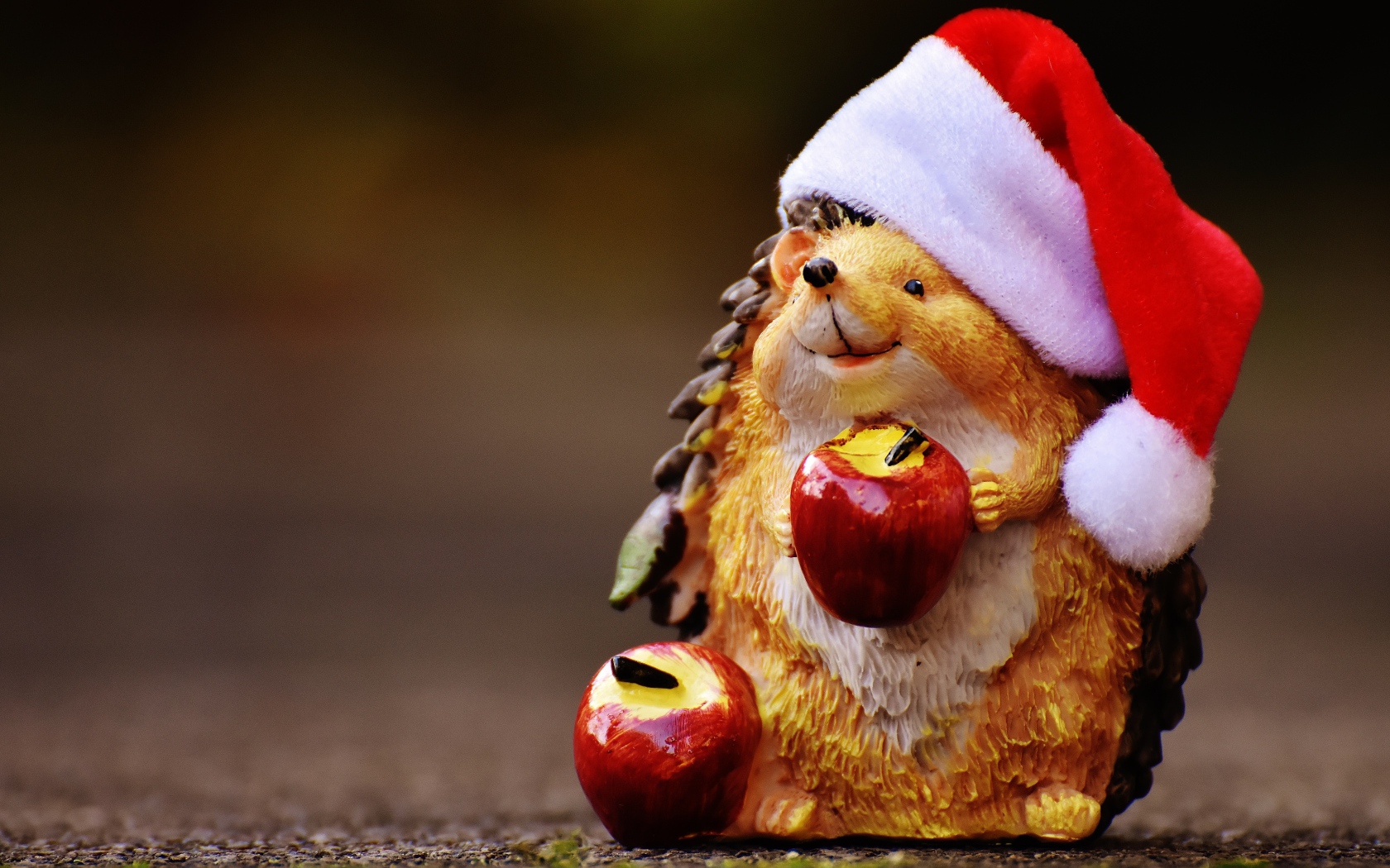 Статуэтка ежик с яблоками в новогодней шапке 