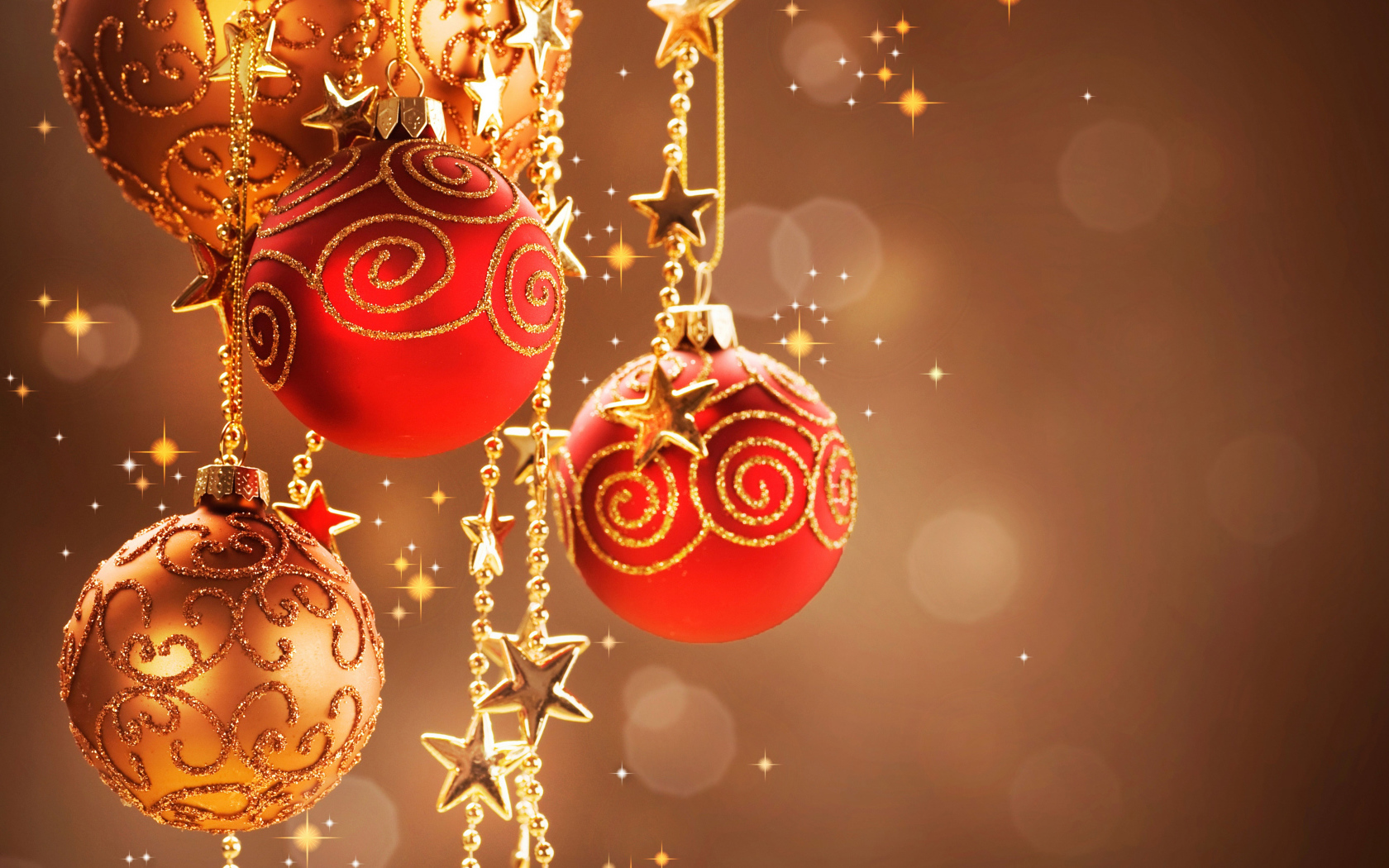 Красные и золотистые елочные шары на коричневом фоне