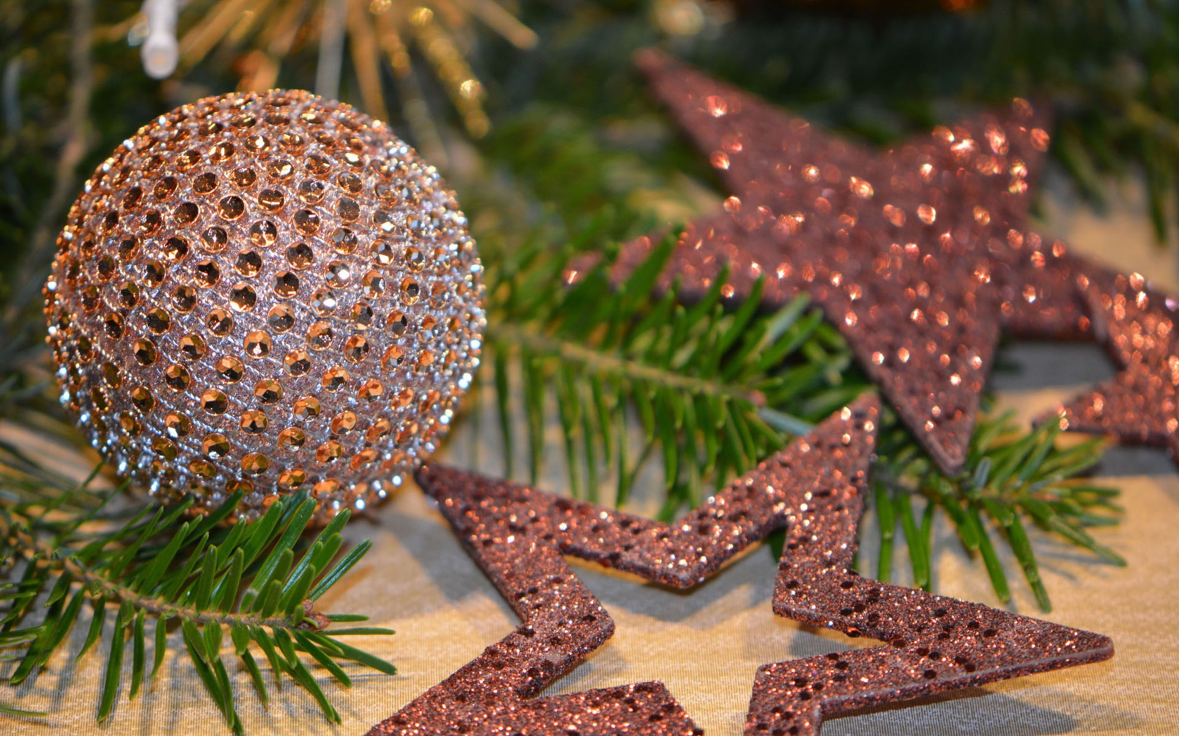 Блестящий шар и звездочки на елку на новый год 