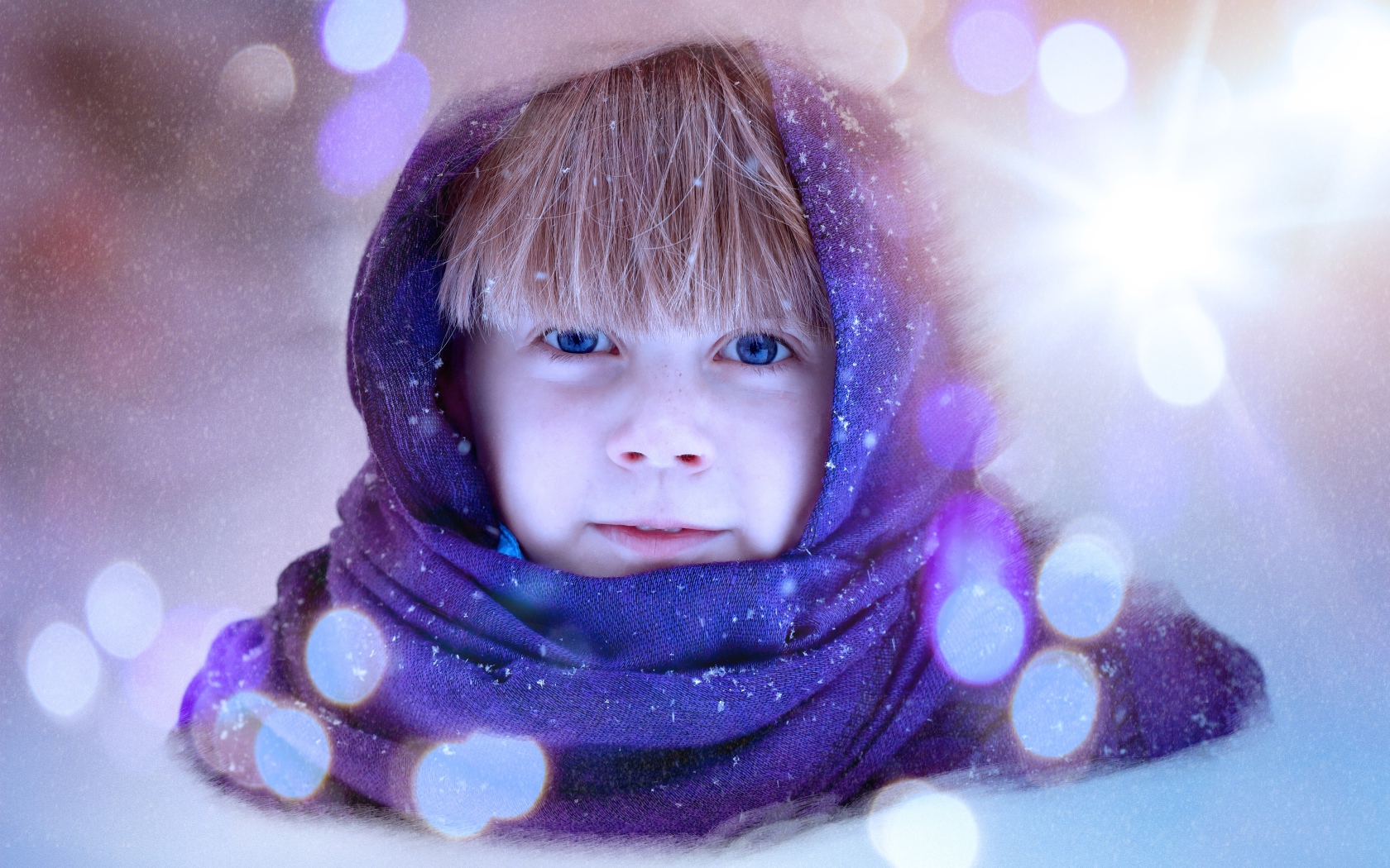 Голубоглазая девочка в синем платке 