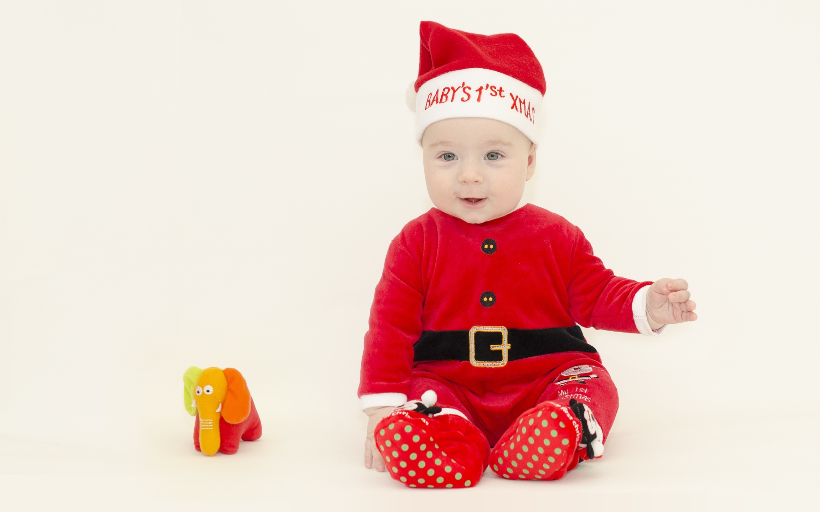 Маленький мальчик в новогоднем костюме на белом фоне