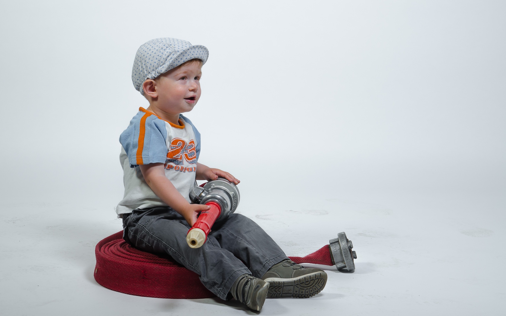 Маленький мальчик с пожарным гидрантом