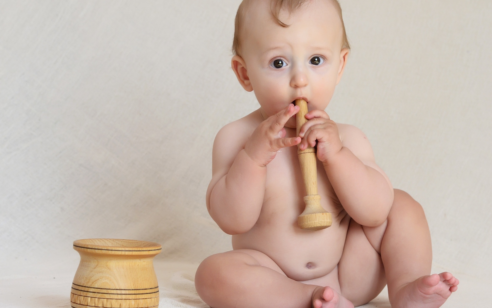 Маленький мальчик с деревянной ступкой