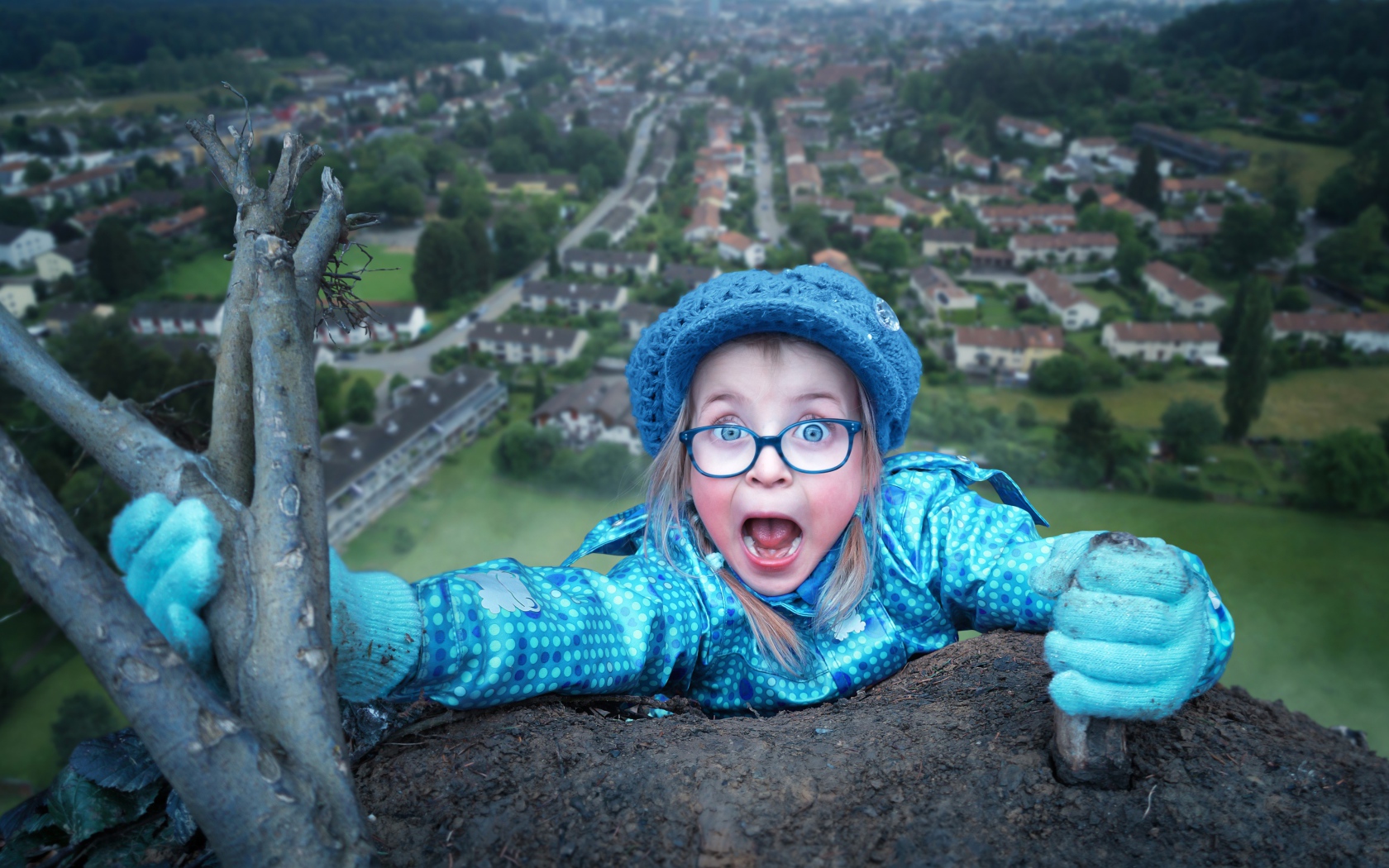 Маленькая девочка в голубом костюме на горе 
